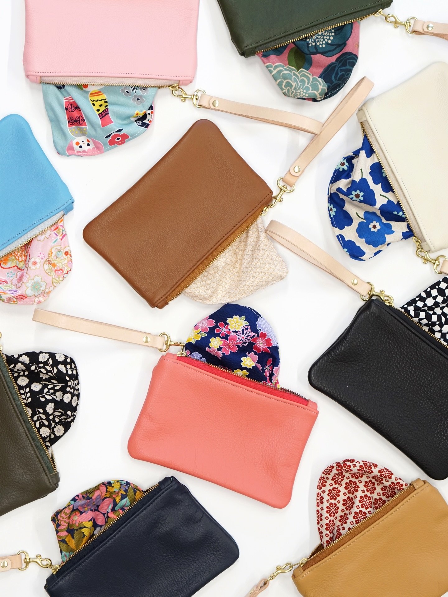 🚨 Saturday&rsquo;s Deal of the day: 

Spend $250, get a small Leather Wristlet! 

Choose your leather color, comes with a cute print! While supplies last. I&rsquo;ll also be announcing a couple new releases, stay tuned. 

Hope you can join me on Mar