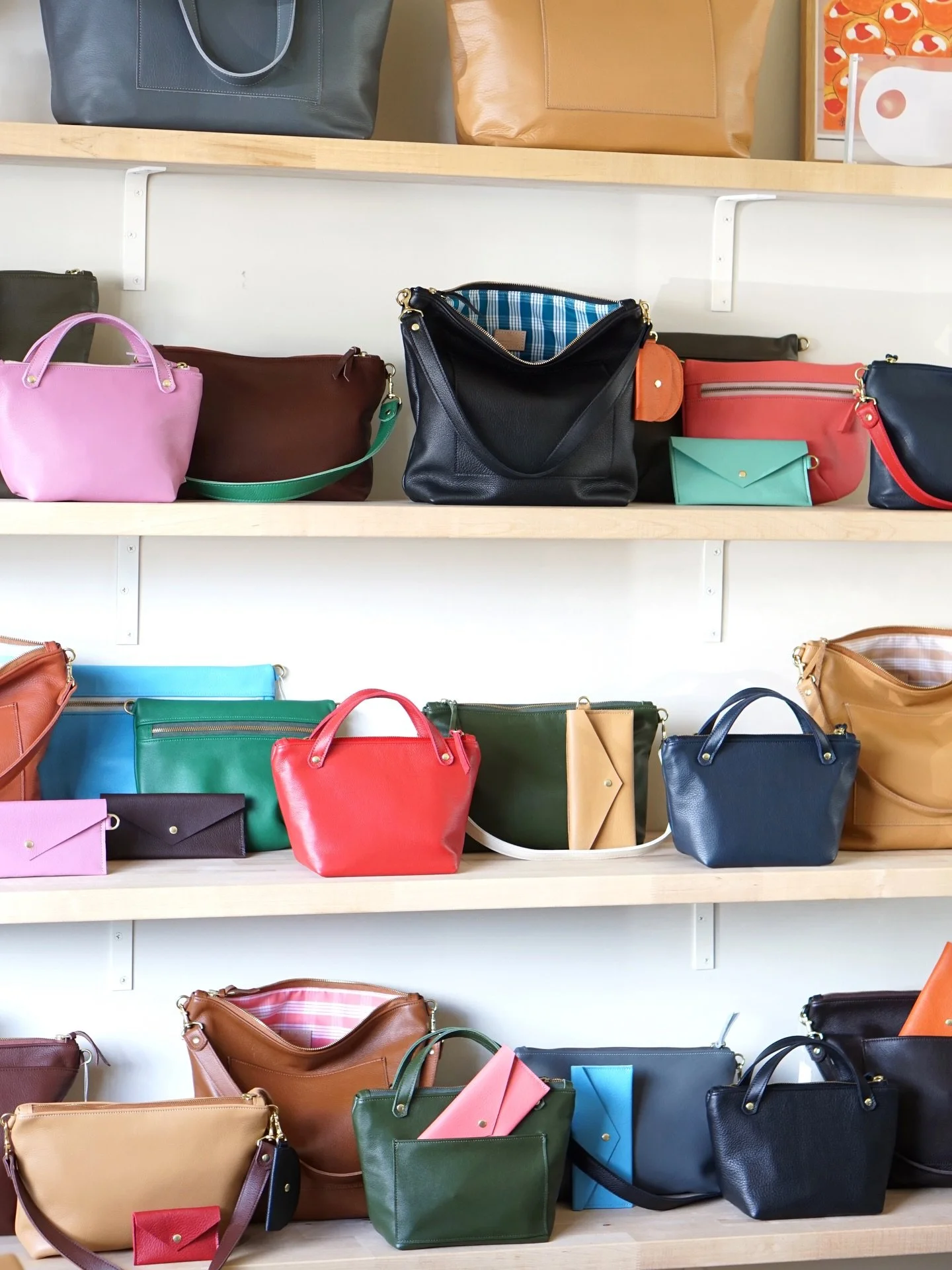 Hi again! 👋 TOMORROW, I&rsquo;ll have a slew of new things with me including Deluxe Cash Envelopes, 
Mini Baguette Hobos, Trinket Bags, Dumplings, Market Hobos, lots of palaka, and more! 

I&rsquo;m excited to be back @malamahawaiimarket again! It&r