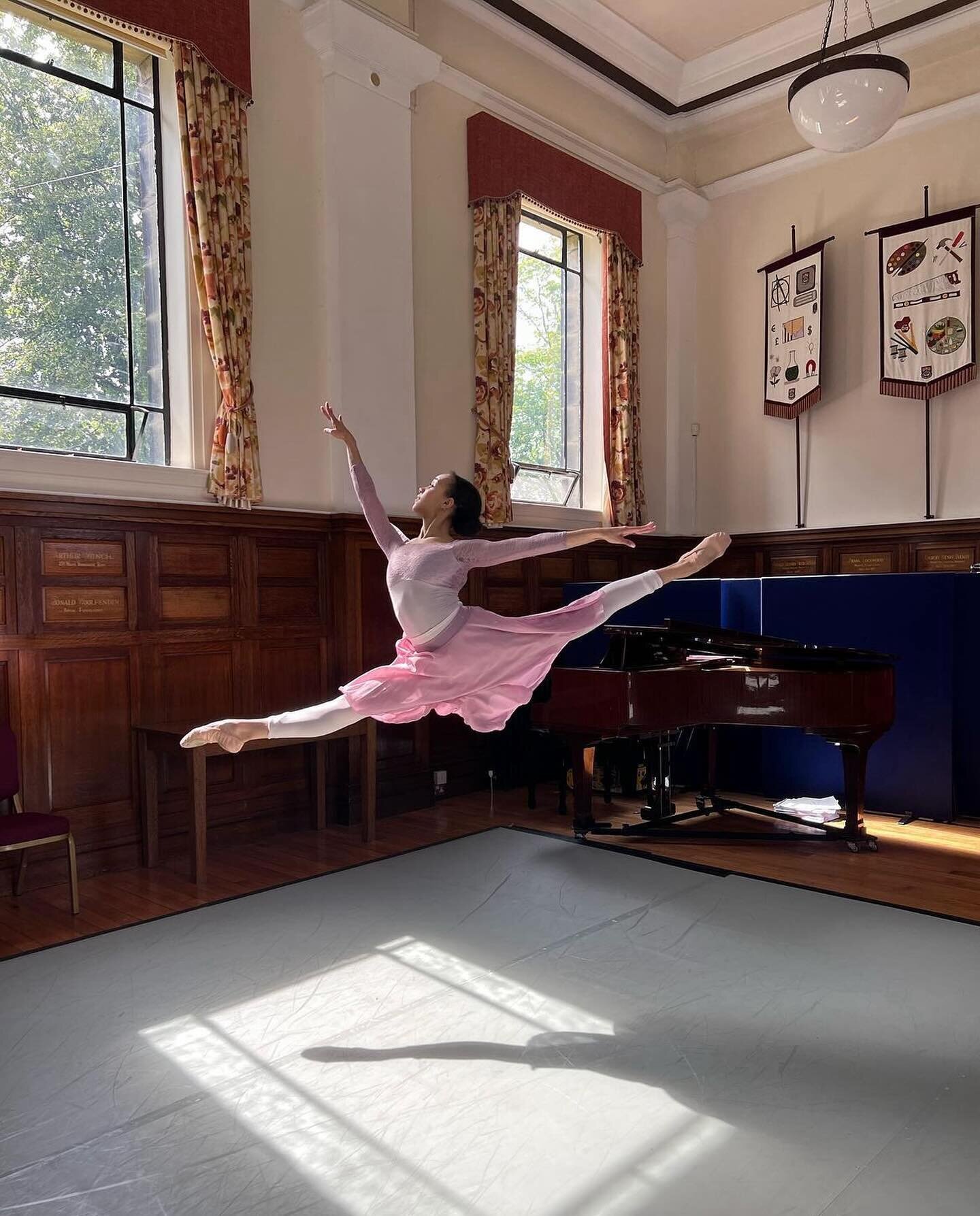 🩷

#browngirlsdoballet #brownballerina #dancephotography 

🩰: @shanimoransimmonds 

Image Description: Dancer is leaping in the air. She is wearing a pink leotard, tights and skirt. She is in a studio with wooden walls, two windows and a grand pian