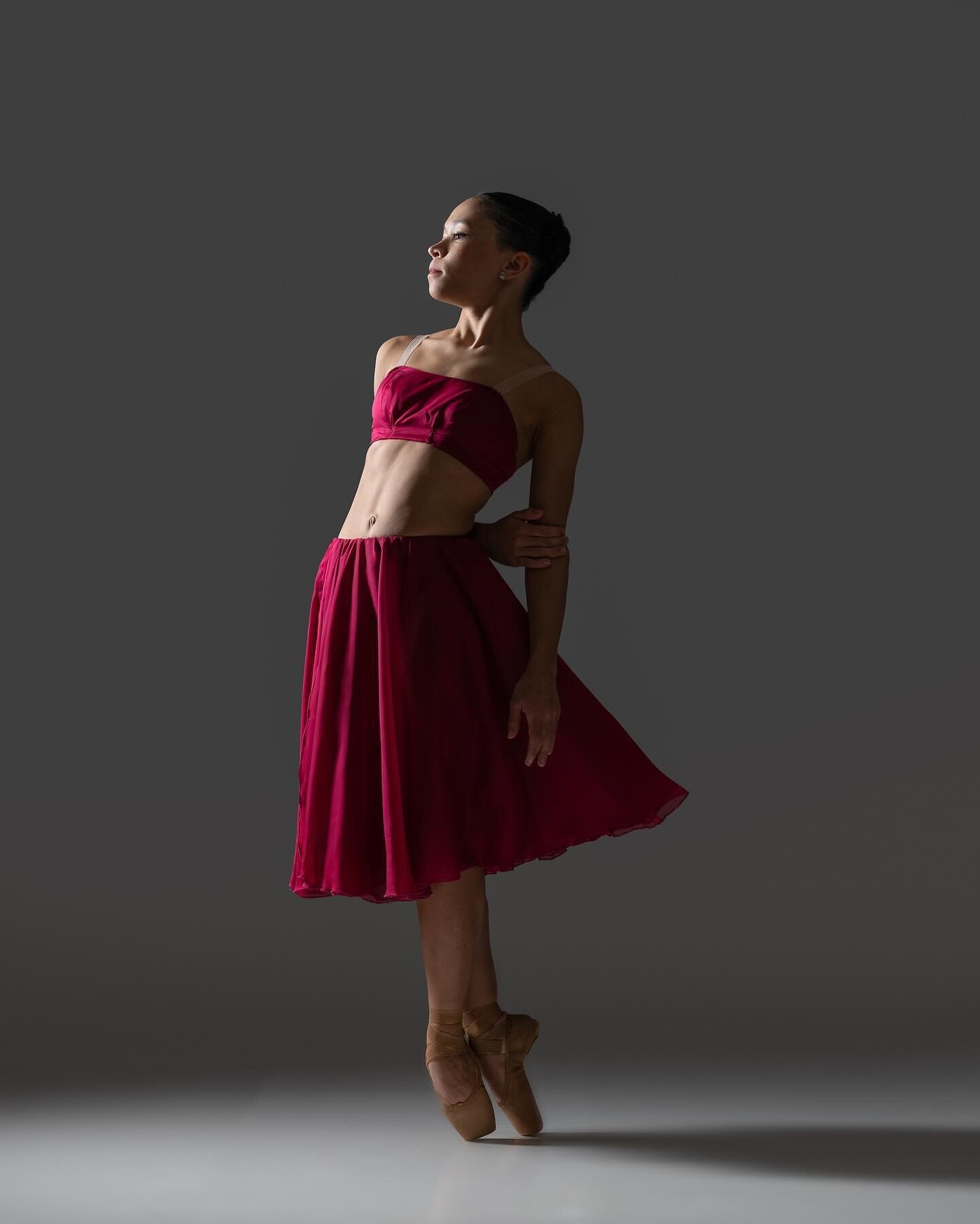 🤎

#browngirlsdoballet #brownballerina #dancephotography 

🩰: @sopcoop
📸: lymandvmphoto 

Image Description: Dancer poses en pointe with her hands behind her back. She is leaning back and falling forward off of her shoes. She is wearing a deep pin