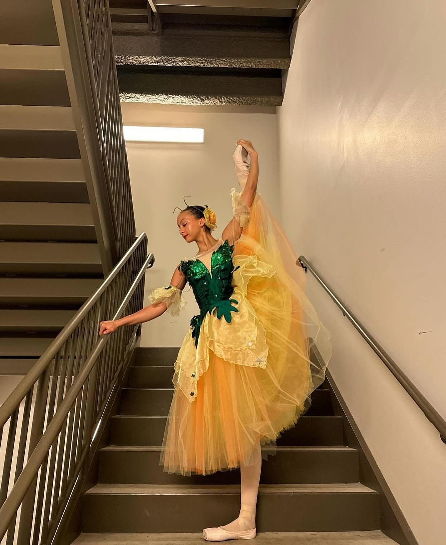 Happy Tutu Tuesday! 💕🩰

Tag us in your tutu pictures with the hashtag #bgdbtututuesday to be featured!

🩰: @keelahballerina 

Image Description: Dancer poses in a stairwell. She is holding her leg in the air. She is wearing a costume tutu with a y