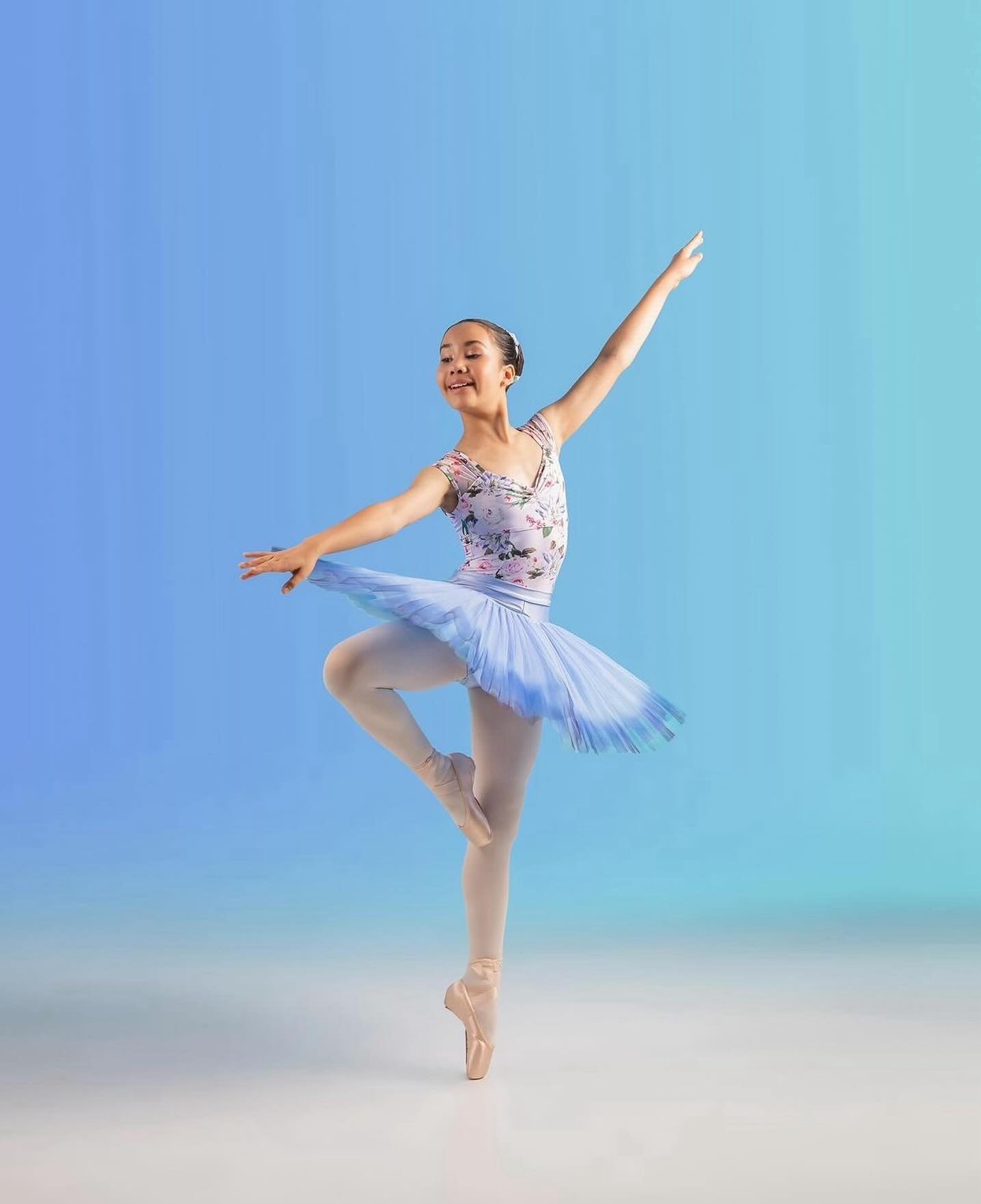 Happy Tutu Tuesday! 💕🩰

Tag us in your tutu pictures with the hashtag #bgdbtututuesday to be featured!

🩰: @missymaddiem000 
📸: @everlineimagery 

Image Description: Dancer poses in pass&eacute;. She is wearing a blue floral leotard and a blue tu