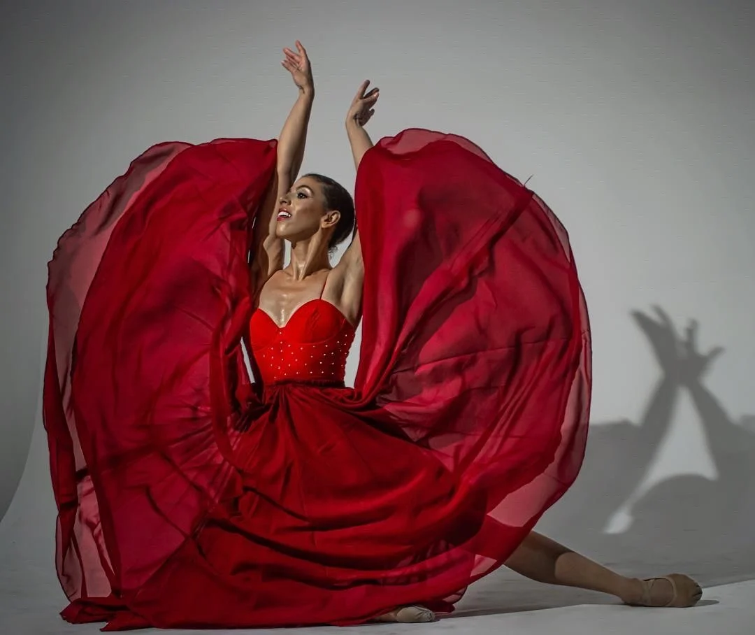 💃🏾

#browngirlsdoballet #brownballerina #dancephotography 

🩰: @kylie_fox_ 
📸: @photos_by__leo 

Image Description: Dancer kneels with one leg extended behind her and her arms above her head. She is wearing a big red skirt that has just been drop
