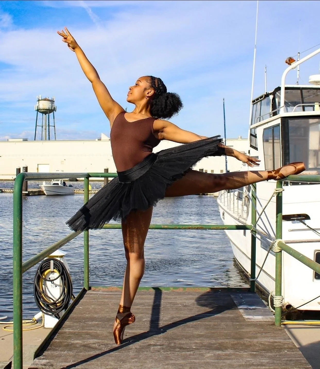 Happy Tutu Tuesday! 💕🩰

Tag us in your tutu pictures with the hashtag #bgdbtututuesday to be featured!

🩰: @morganballerina.tap 
📸: @2xvisionzproductions 

Image Description: Dancer poses in an arabesque en pointe. She is on a pier with a couple 