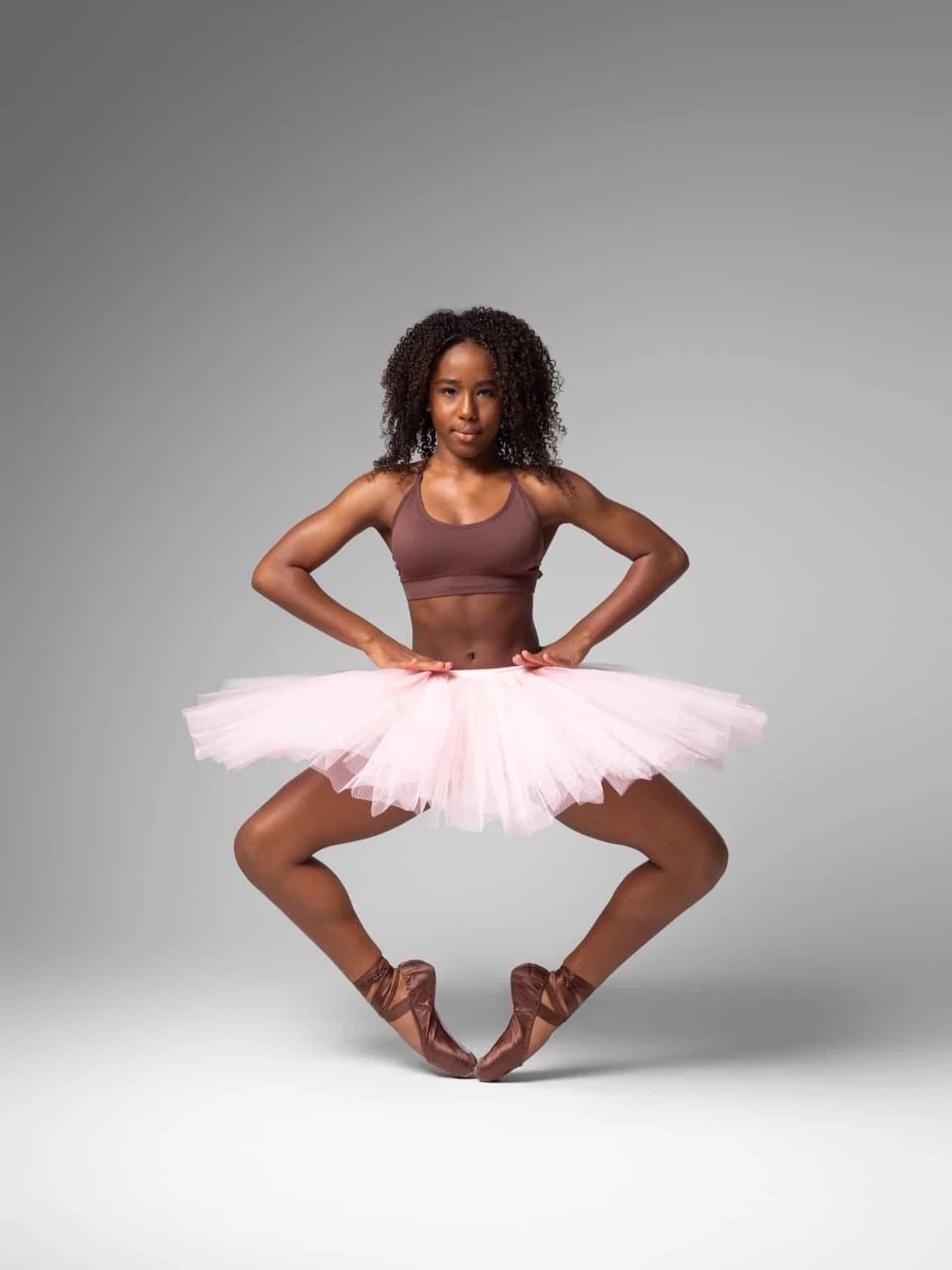 Happy Tutu Tuesday! 💕🩰

Tag us in your tutu pictures with the hashtag #bgdbtututuesday to be featured!

🩰: @zahara1256 
📸: @trinapowercreative 

Image Description: Dancer poses en pointe with her hands on her hips. She is wearing a brown bra top 