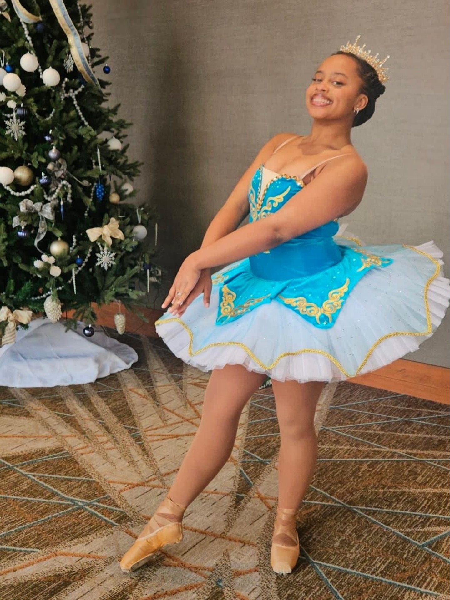 Happy Tutu Tuesday! 💕🩰

Tag us in your tutu pictures with the hashtag #bgdbtututuesday to be featured!

🩰: @reignstime 
📸: @dr.renita 

Image Description: Dancer poses in an effac&eacute; tendu position with her arms crossed in front of her. She 