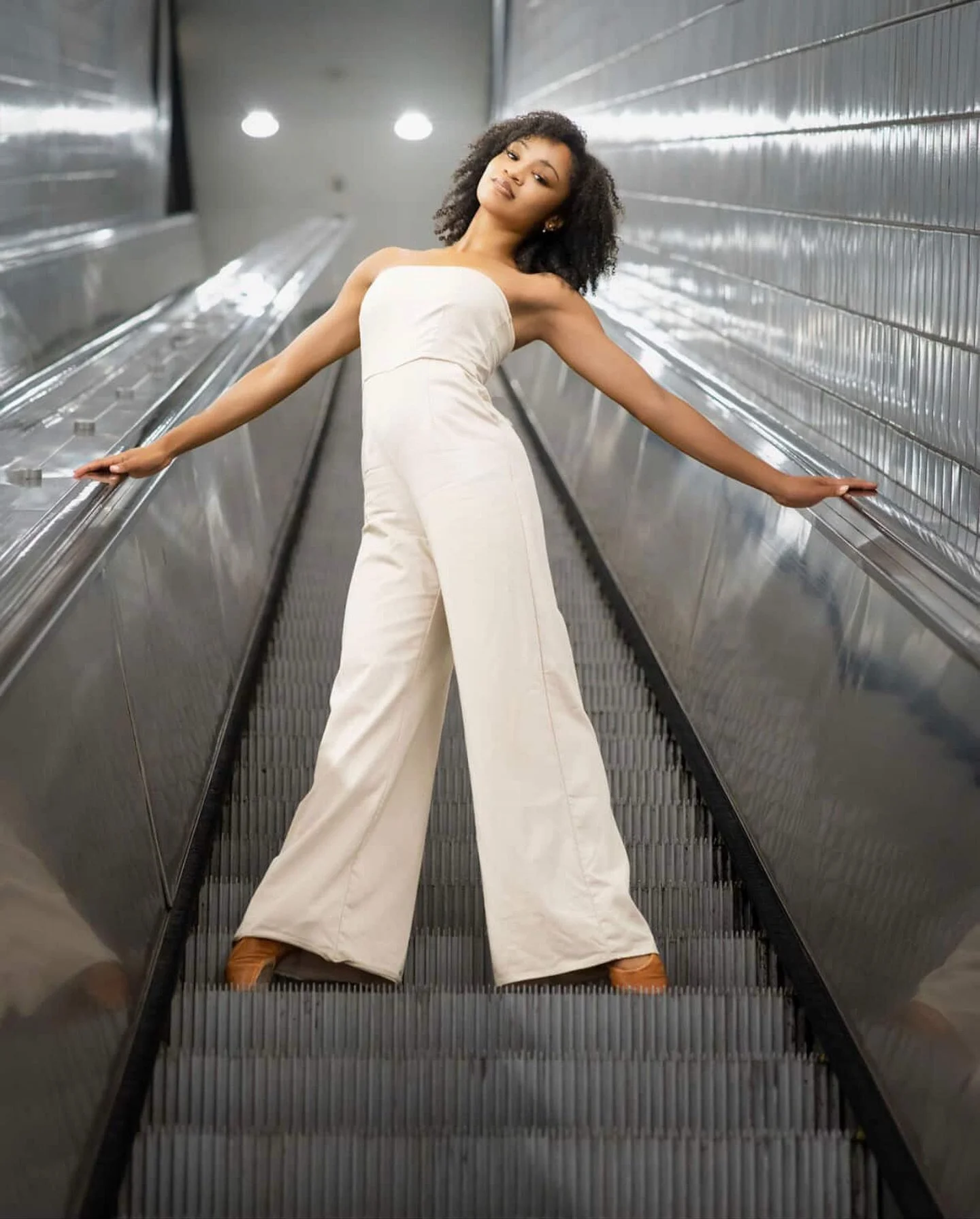 🤍

#browngirlsdoballet #brownballerina #dancephotography 

🩰: @_toribradford 
📸: @chatmanstudio 

Image Description: Dancer poses in fourth position en pointe on an escalator. She is wearing a white jumpsuit.