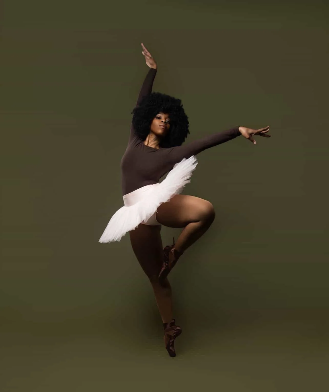 Happy Tutu Tuesday! 💕🩰

Tag us in your tutu pictures with the hashtag #bgdbtututuesday to be featured!

🩰: @tayloredgenius 
📸: @pilisanicolettemackey 

Image 1 Description: Dancer poses en pointe in a turned out pass&eacute; position with her arm