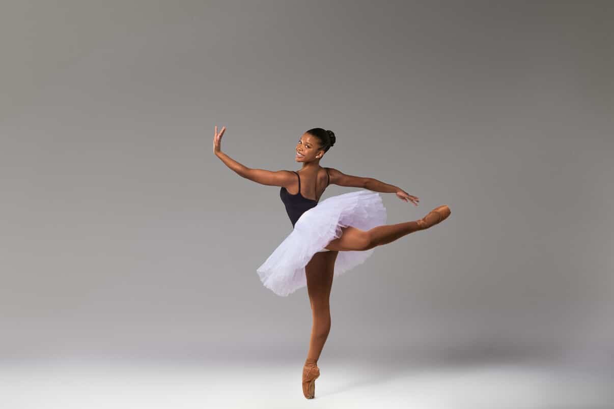Happy Tutu Tuesday! 💕🩰

Tag us in your tutu pictures with the hashtag #bgdbtututuesday to be featured!

🩰: @danceraddison_ 
📸: @fomoloop 

Image Description: Dancer poses in an attitude en pointe. She is wearing a black leotard and white tutu and