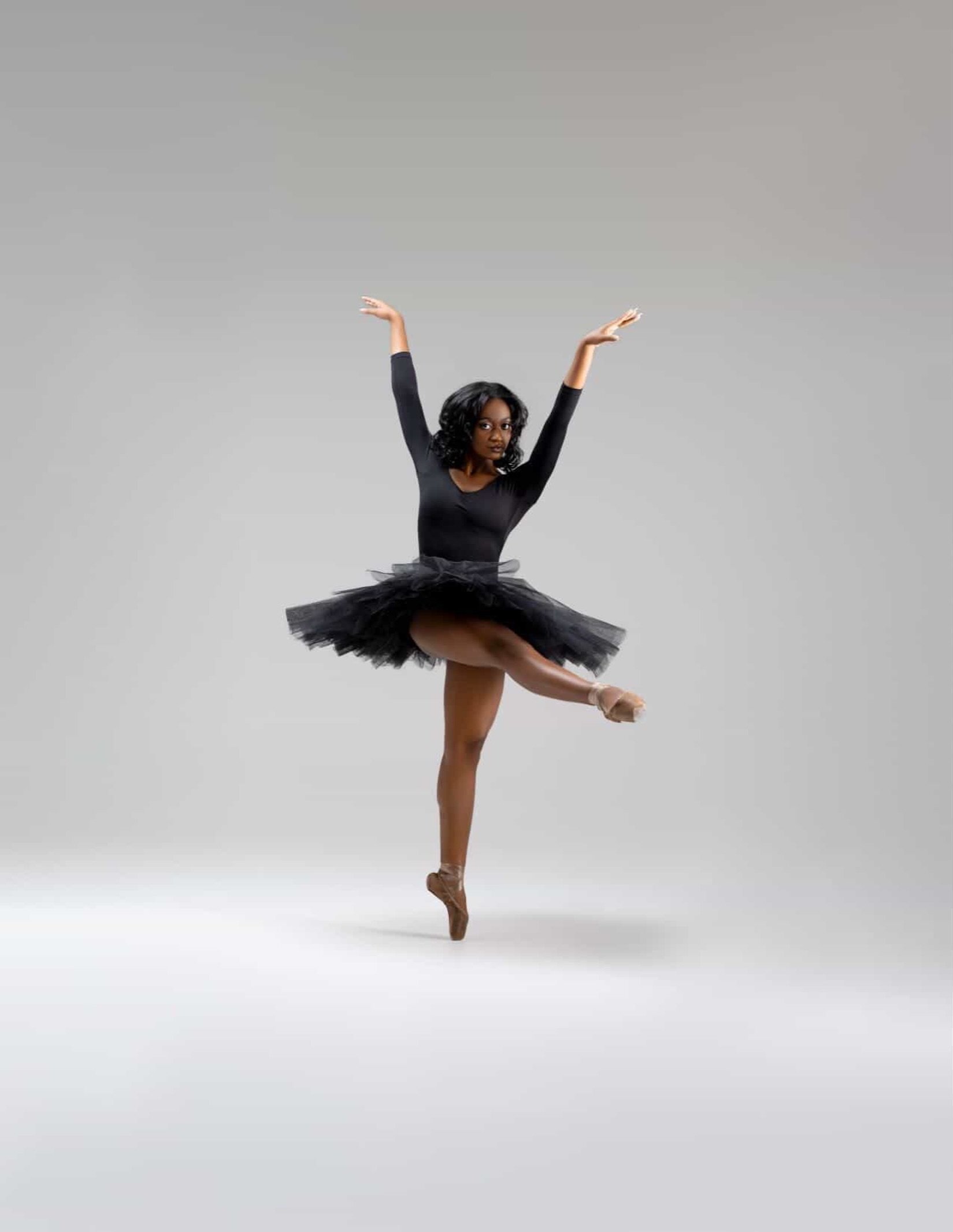 Happy Tutu Tuesday! 💕🩰

Tag us in your tutu pictures with the hashtag #bgdbtututuesday to be featured!

🩰: @simonegballet 
📸: @randolfimages 

Image Description: Dancer poses en pointe with one leg extended in the front with her arms reaching in 