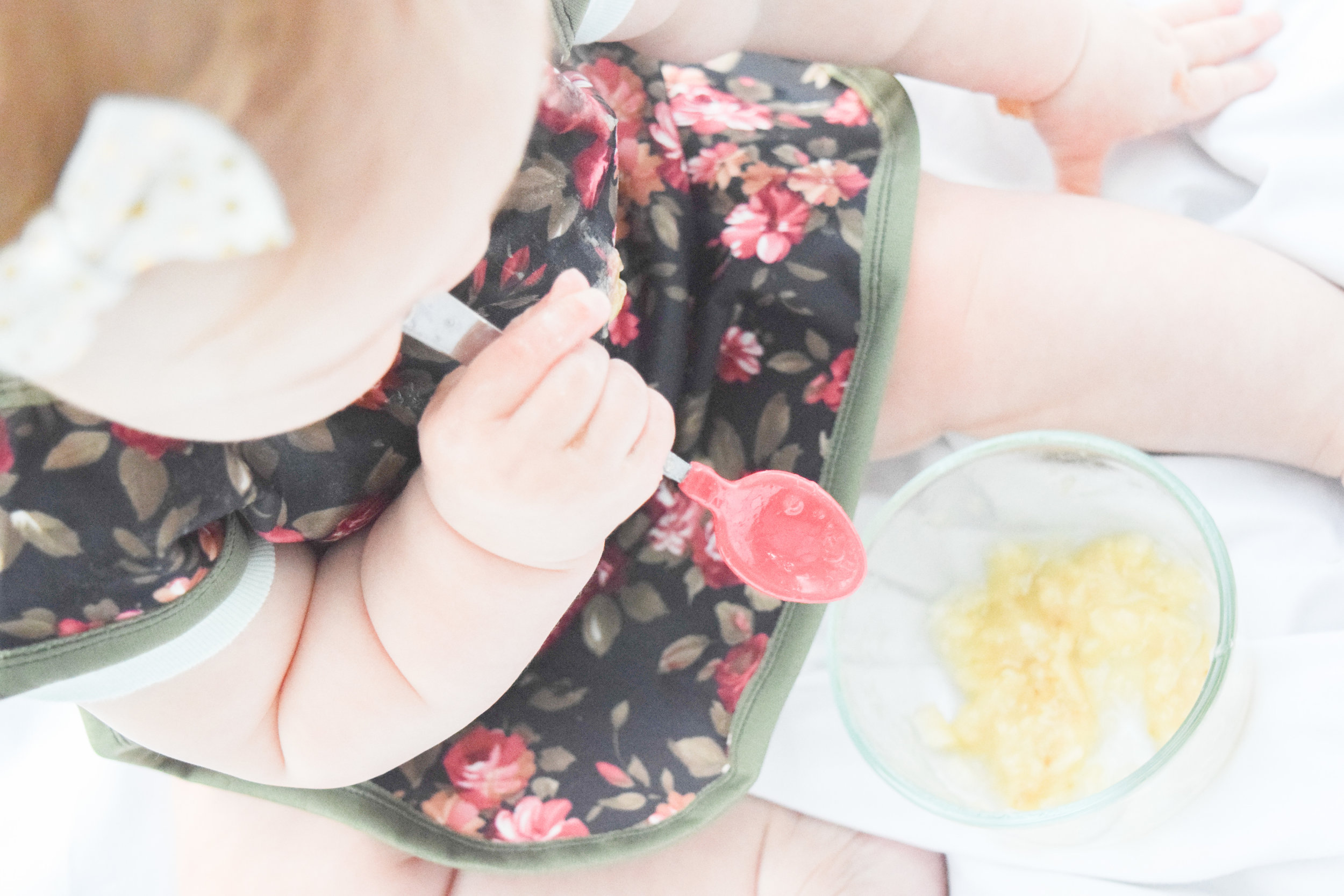 MOM HACK | Feeding Your Baby Solids how much should I feed my baby when introducing solids