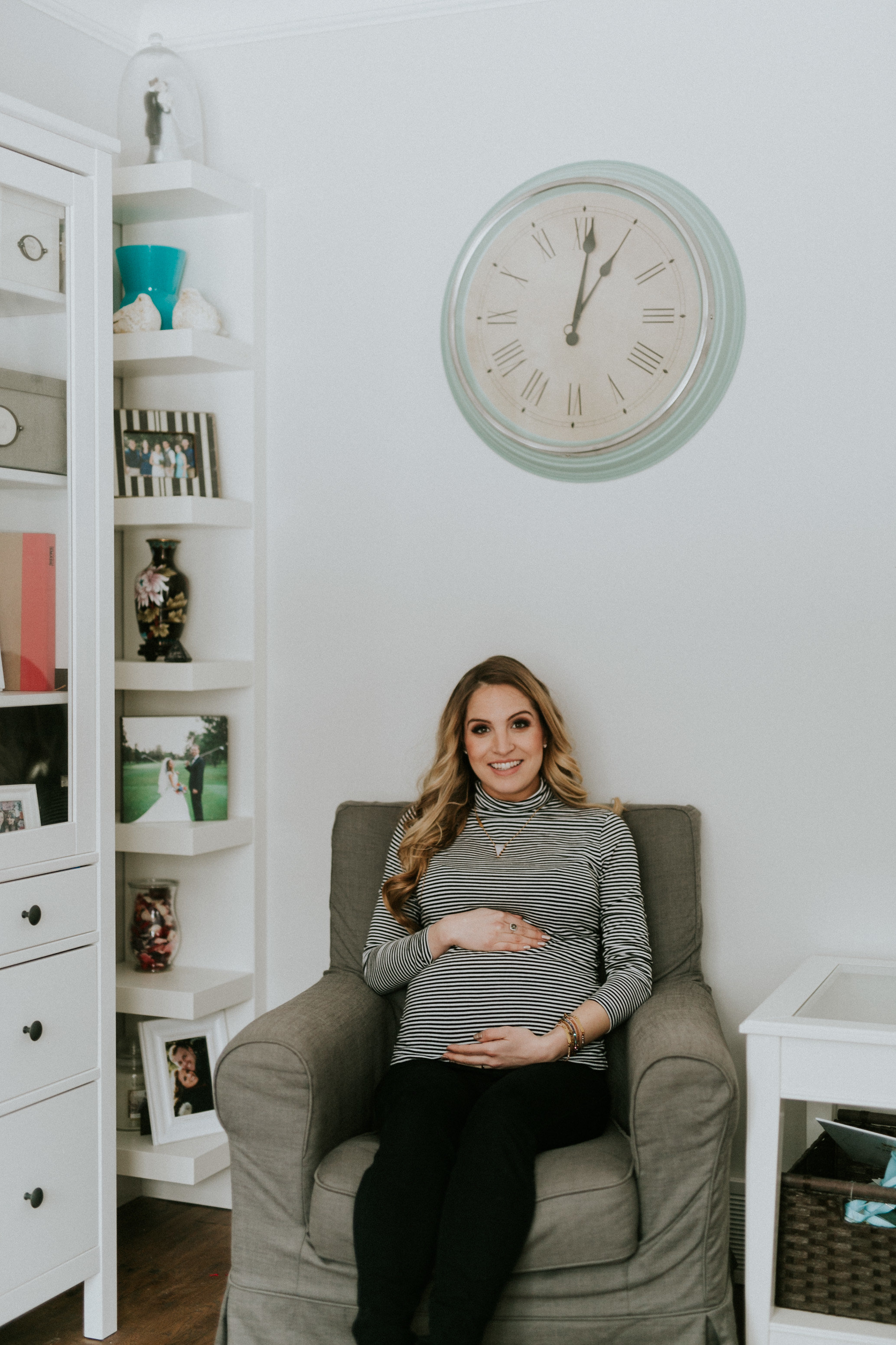 MATERNITY PHOTOS | A Cozy, Home Maternity Session Kingdom Photography - London, Ontario