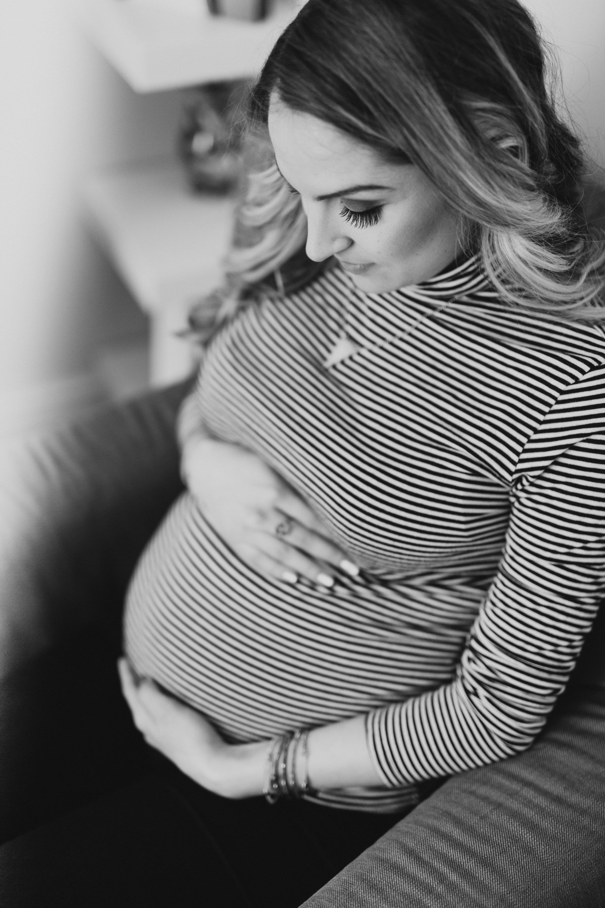 MATERNITY PHOTOS | A Cozy, Home Maternity Session Kingdom Photography - London, Ontario