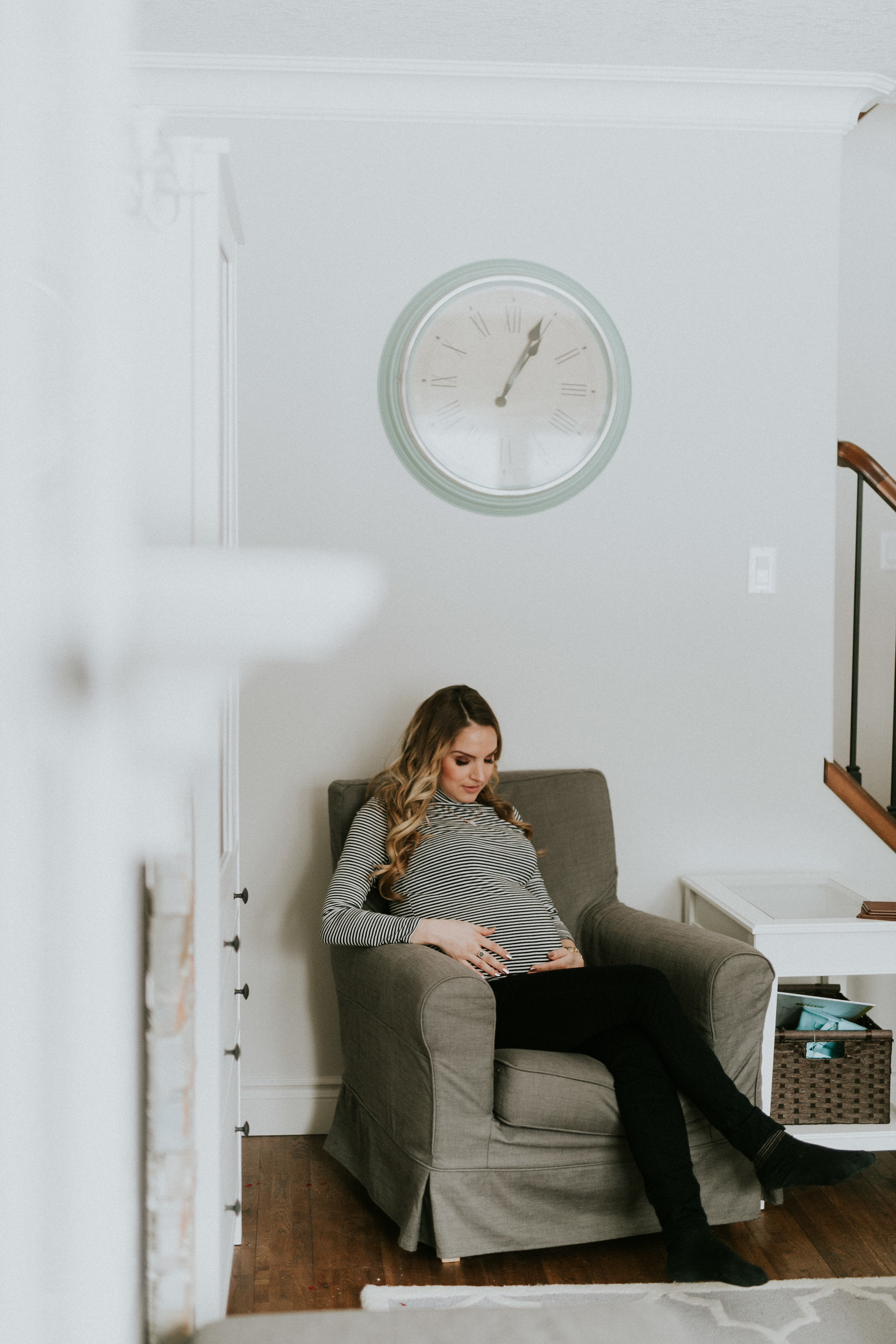 MATERNITY PHOTOS | A Cozy, Home Maternity Session Kingdom Photography - London, Ontario