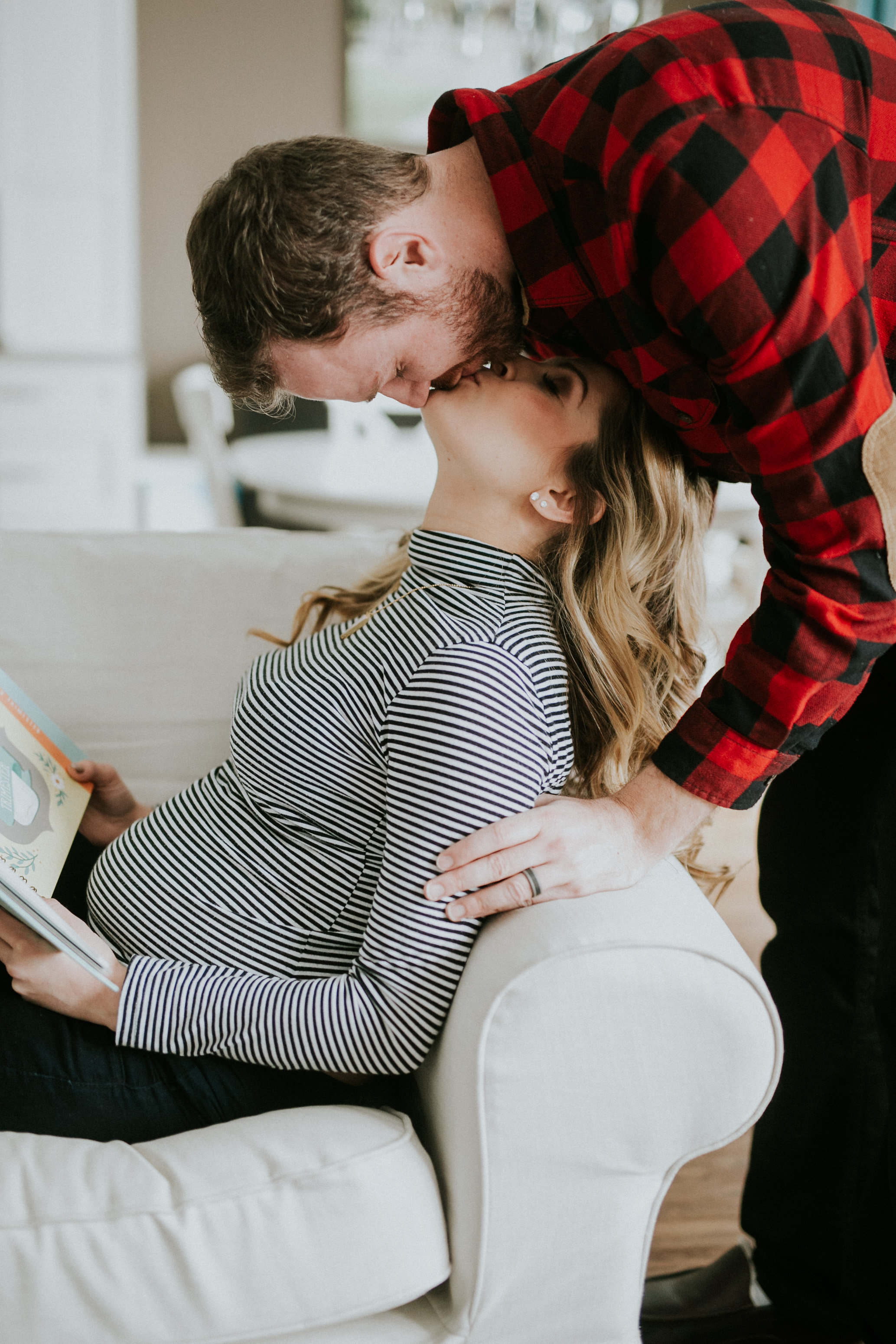 MATERNITY PHOTOS | A Cozy, Home Maternity Session Kingdom Photography - London, Ontario