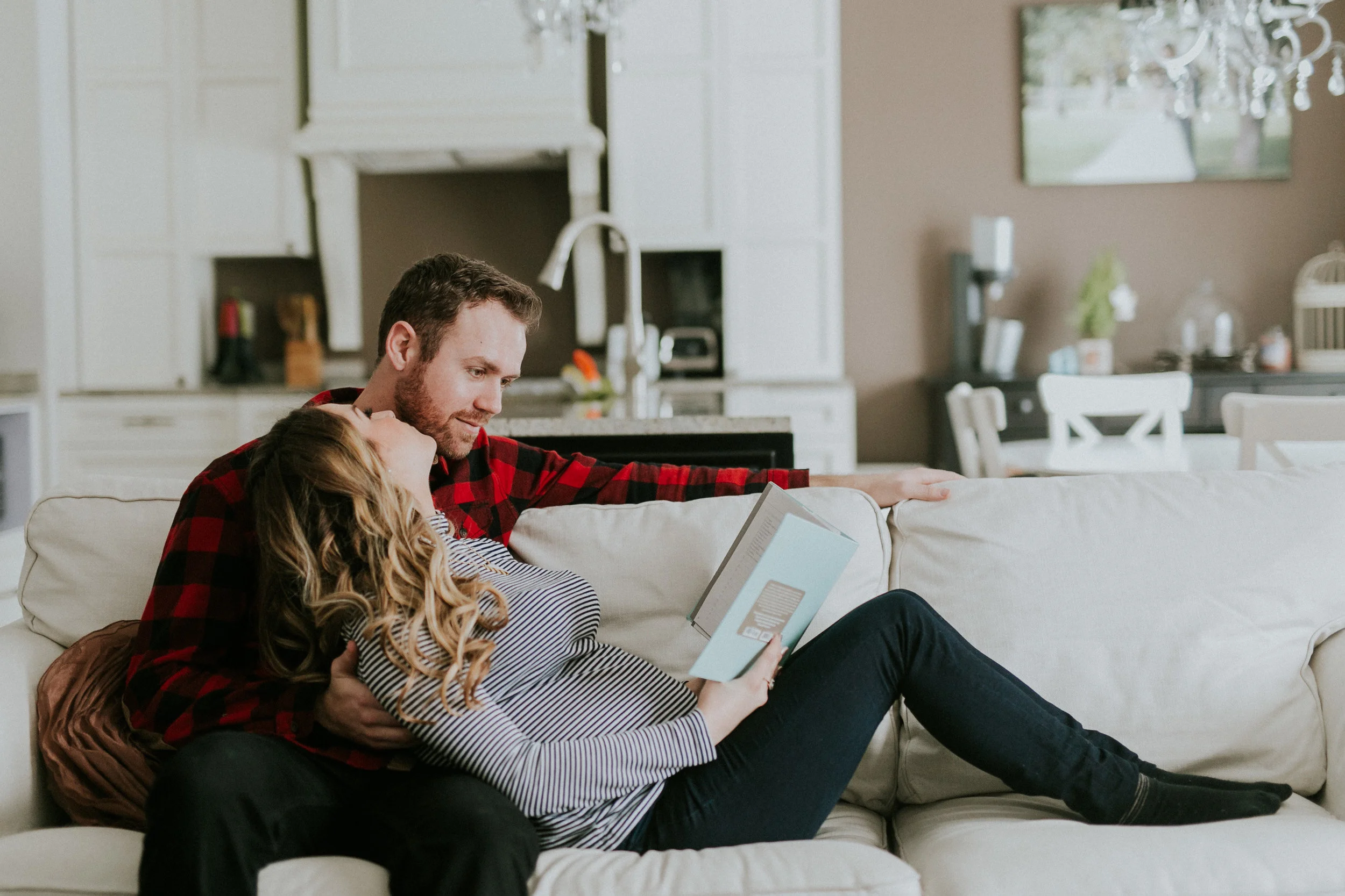 MATERNITY PHOTOS | A Cozy, Home Maternity Session Kingdom Photography - London, Ontario