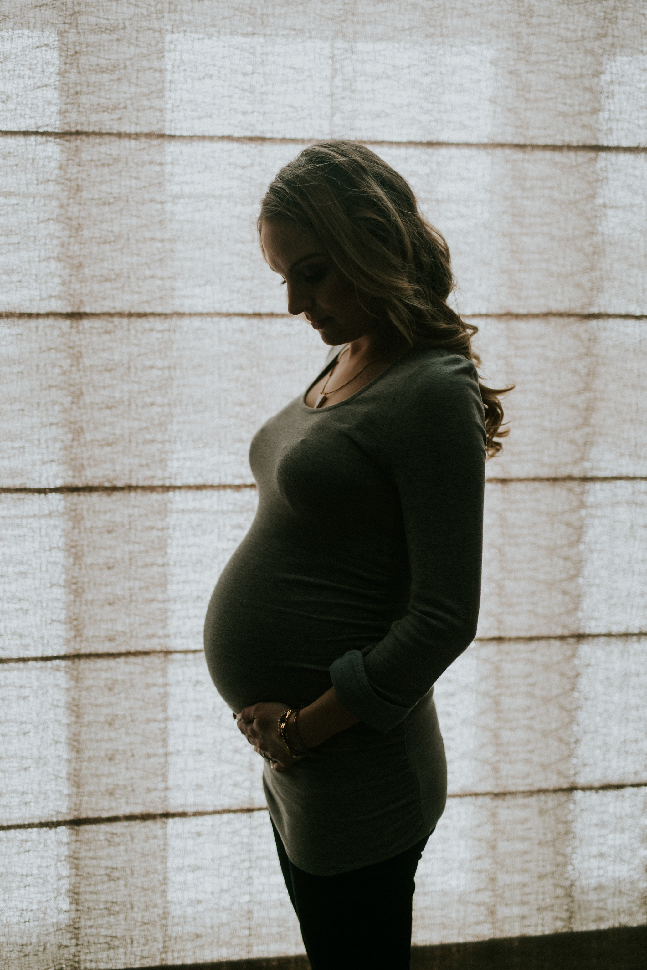 MATERNITY PHOTOS | A Cozy, Home Maternity Session Kingdom Photography - London, Ontario