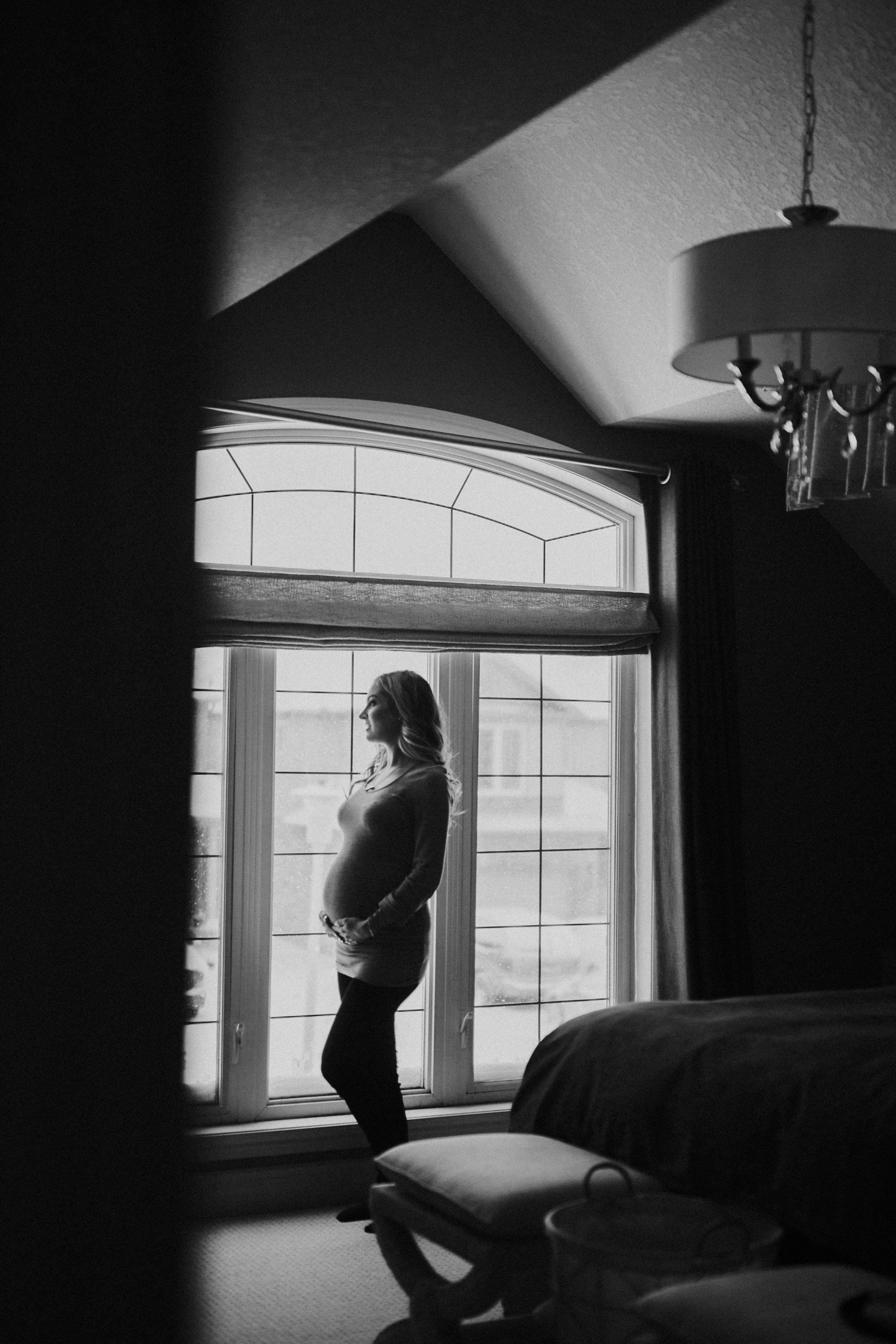 MATERNITY PHOTOS | A Cozy, Home Maternity Session Kingdom Photography - London, Ontario