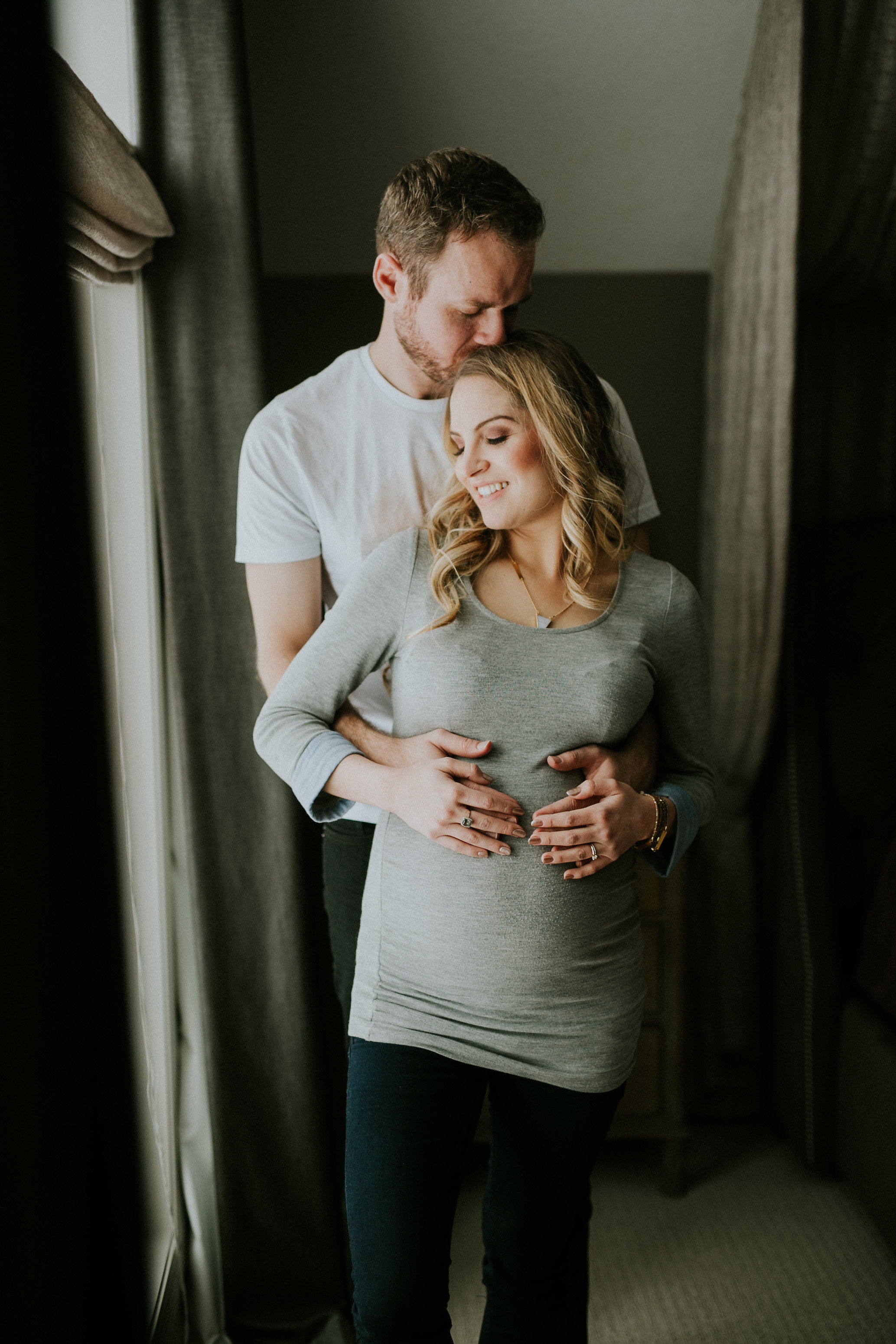 MATERNITY PHOTOS | A Cozy, Home Maternity Session — The Overwhelmed ...