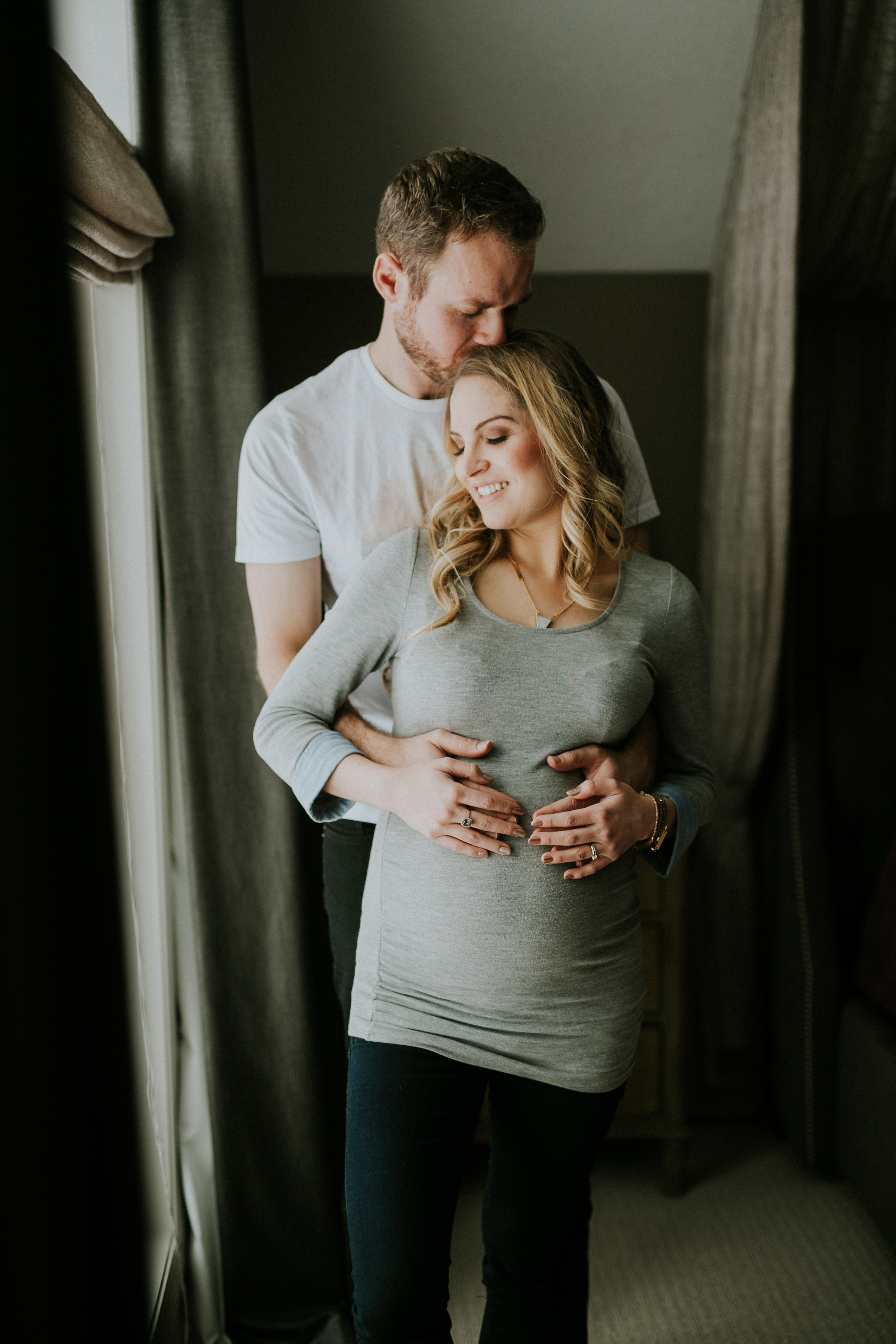 MATERNITY PHOTOS | A Cozy, Home Maternity Session Kingdom Photography - London, Ontario