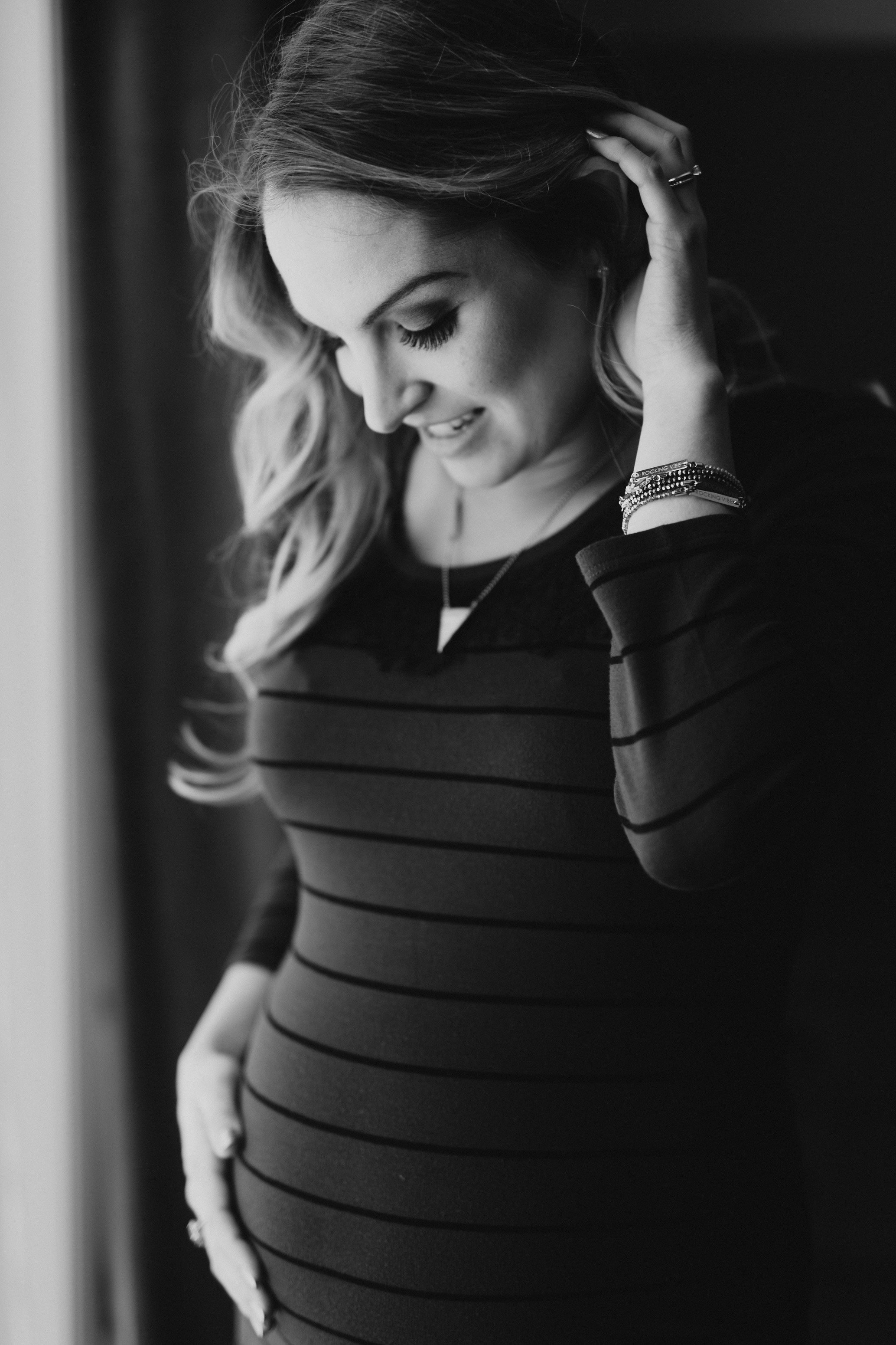 MATERNITY PHOTOS | A Cozy, Home Maternity Session Kingdom Photography - London, Ontario