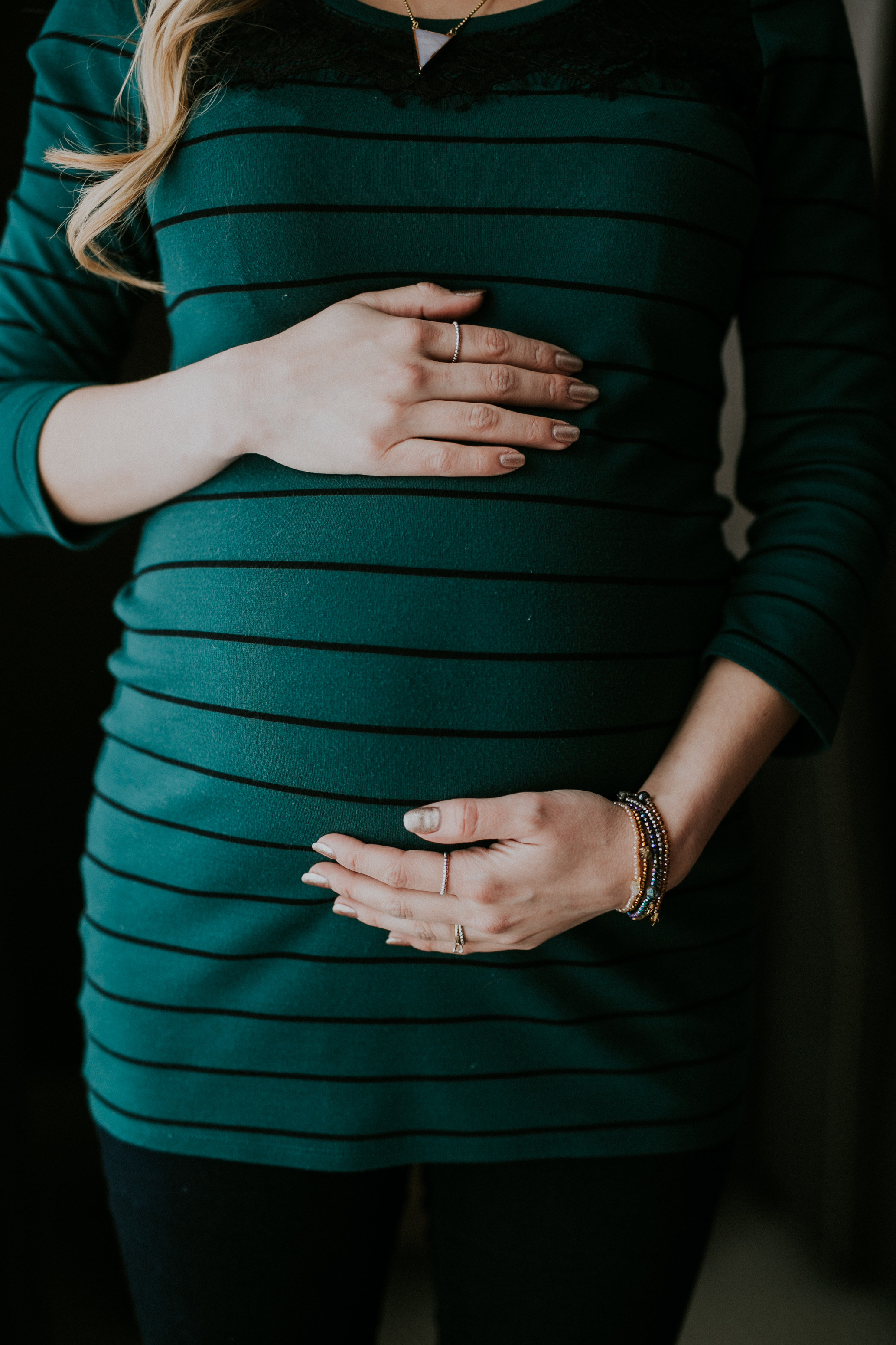 MATERNITY PHOTOS | A Cozy, Home Maternity Session Kingdom Photography - London, Ontario