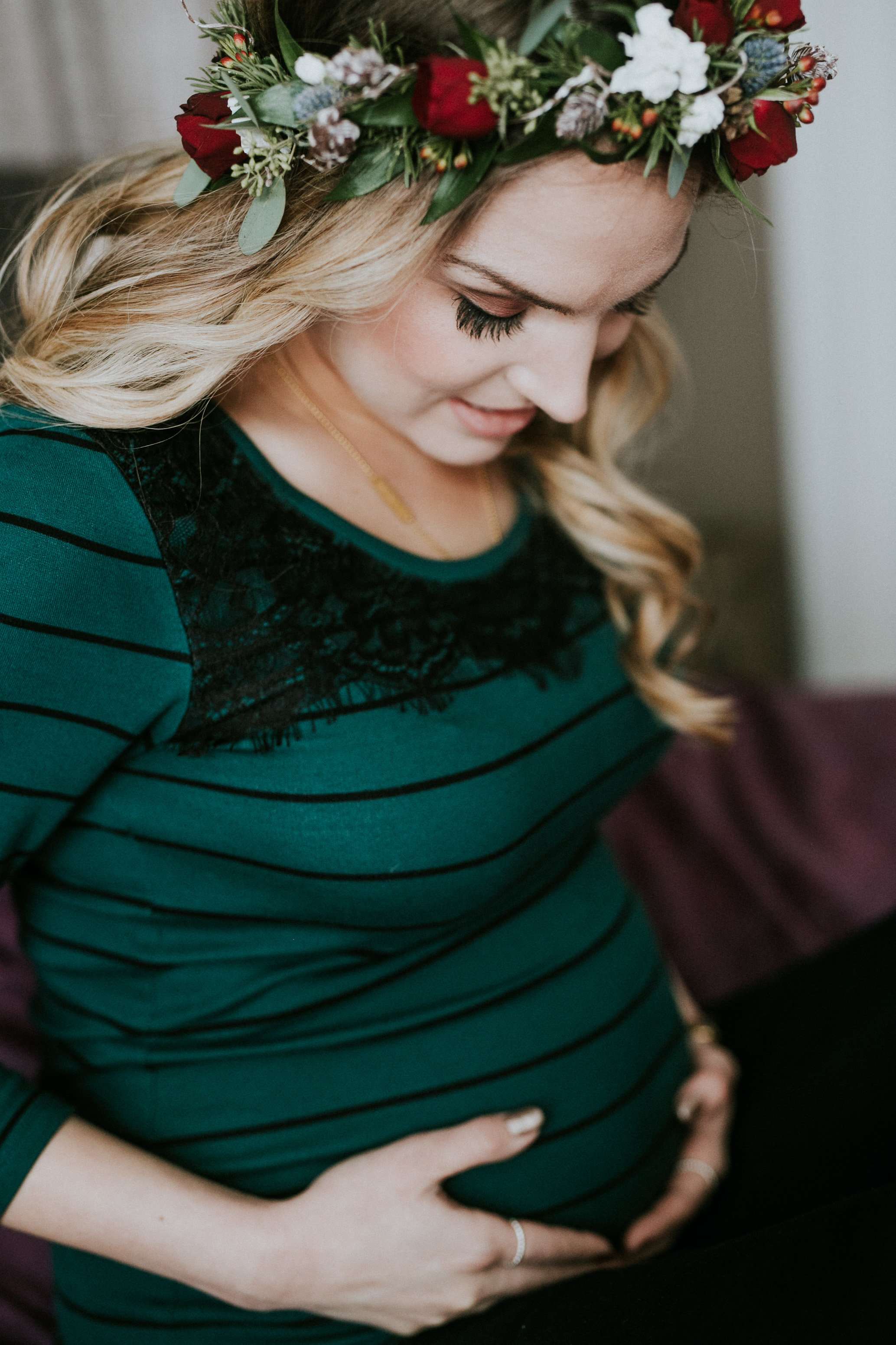 MATERNITY PHOTOS | A Cozy, Home Maternity Session Kingdom Photography - London, Ontario