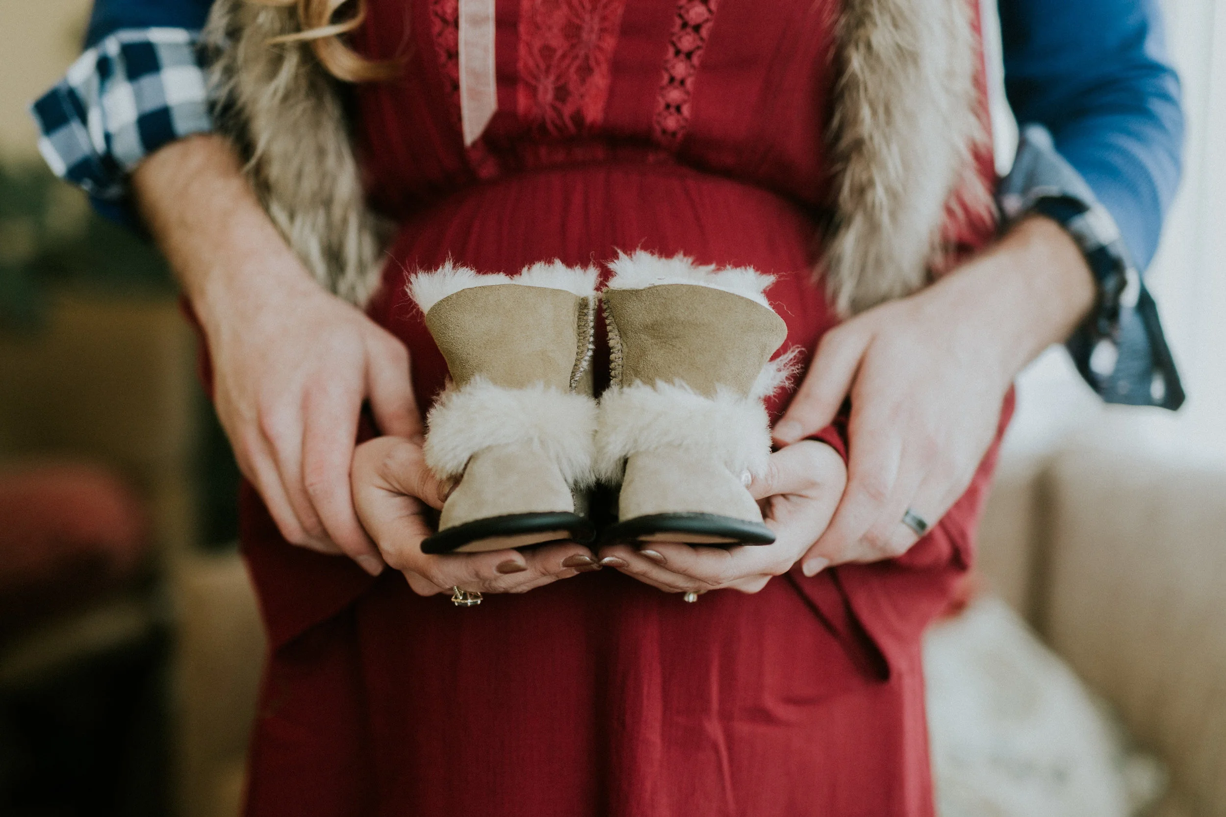 MATERNITY PHOTOS | A Cozy, Home Maternity Session Kingdom Photography - London, Ontario