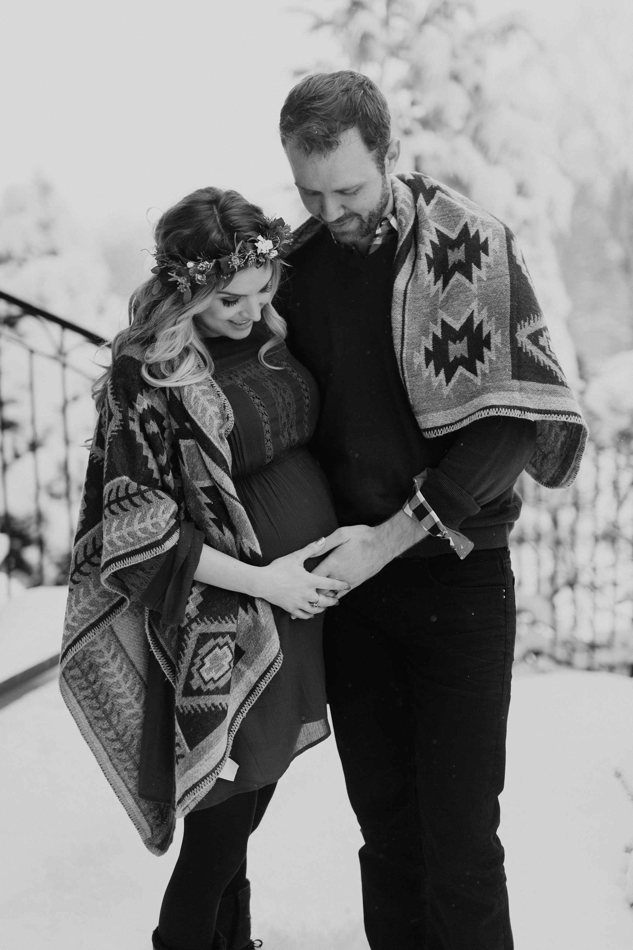 MATERNITY PHOTOS | A Cozy, Home Maternity Session Kingdom Photography - London, Ontario