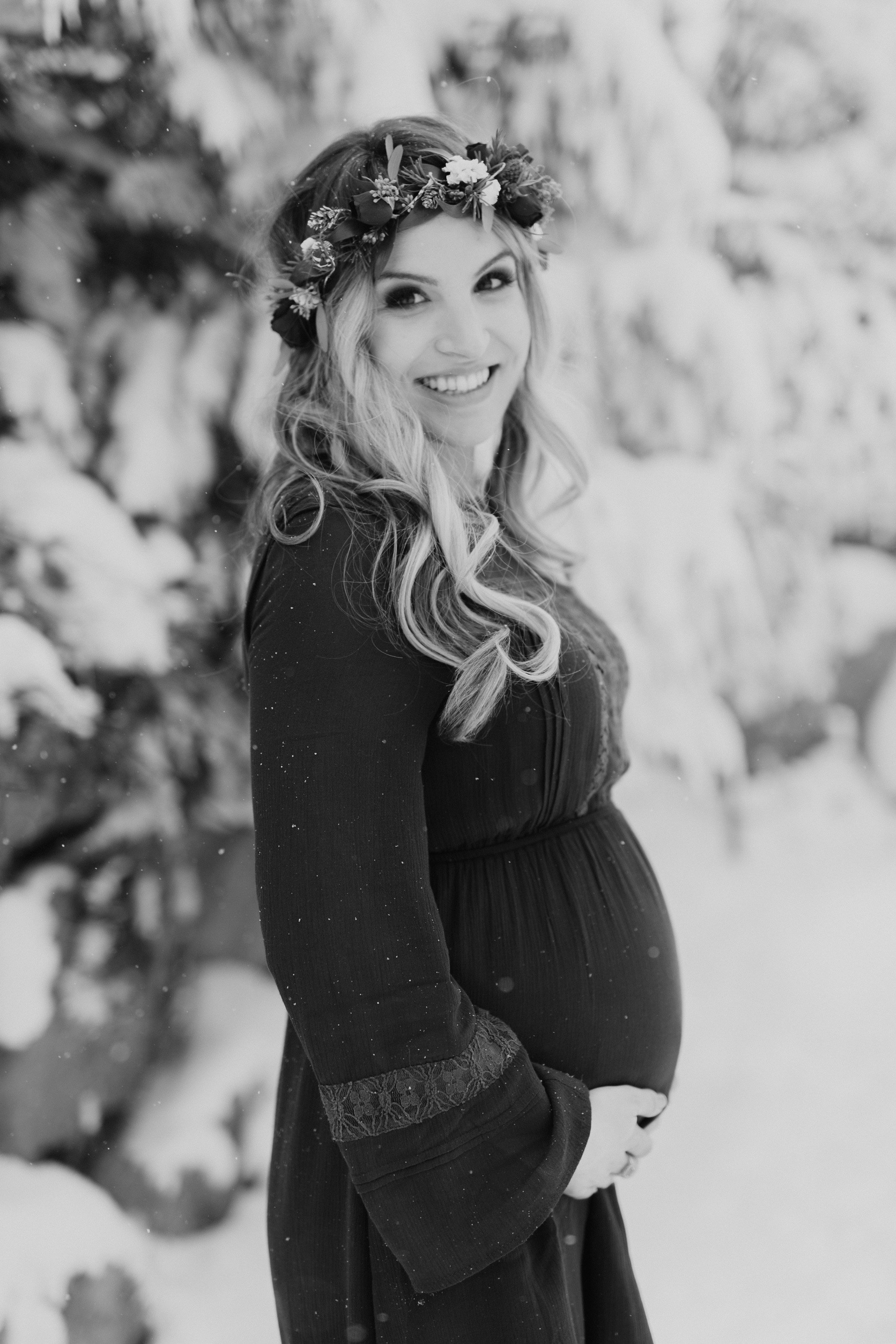 MATERNITY PHOTOS | A Cozy, Home Maternity Session Kingdom Photography - London, Ontario