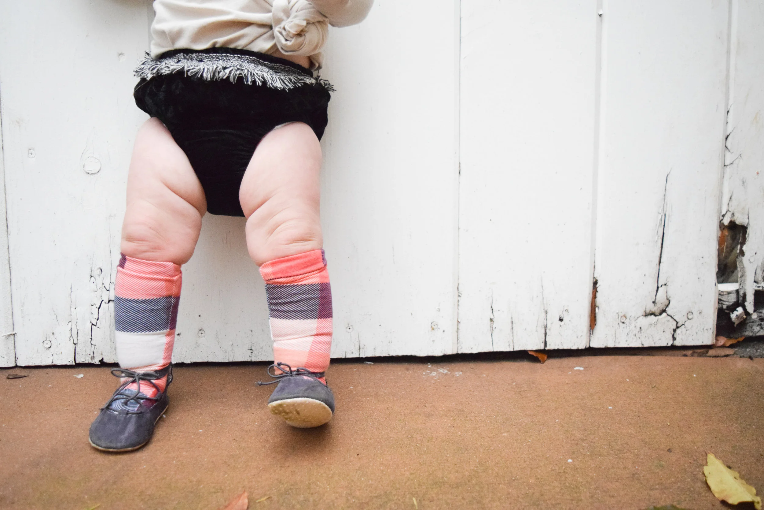 BABY FASHION - knee high plaid babyb socks, velvet baby bloomers with fringe
