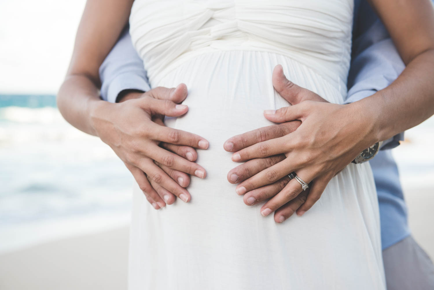 Beach MATERNITY PHOTOS | Oneloa Bay Beach Maternity Photos