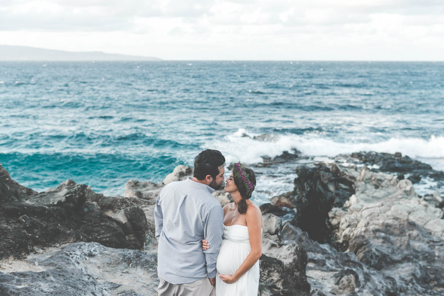 Beach MATERNITY PHOTOS | Oneloa Bay Beach Maternity Photos