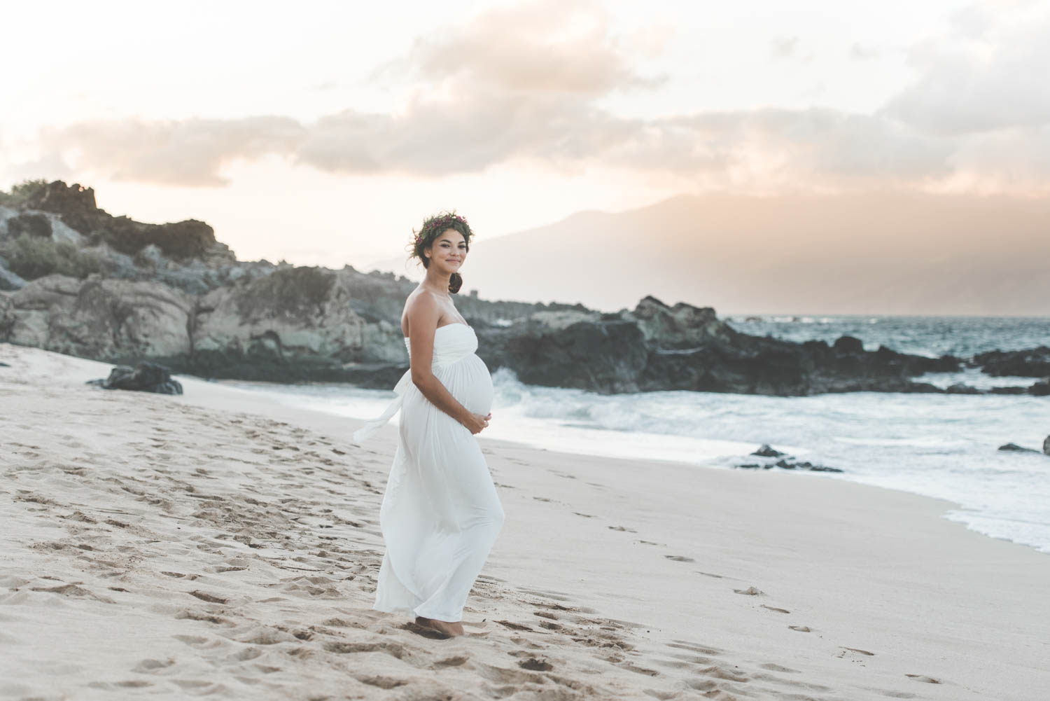 Beach MATERNITY PHOTOS | Oneloa Bay Beach Maternity Photos