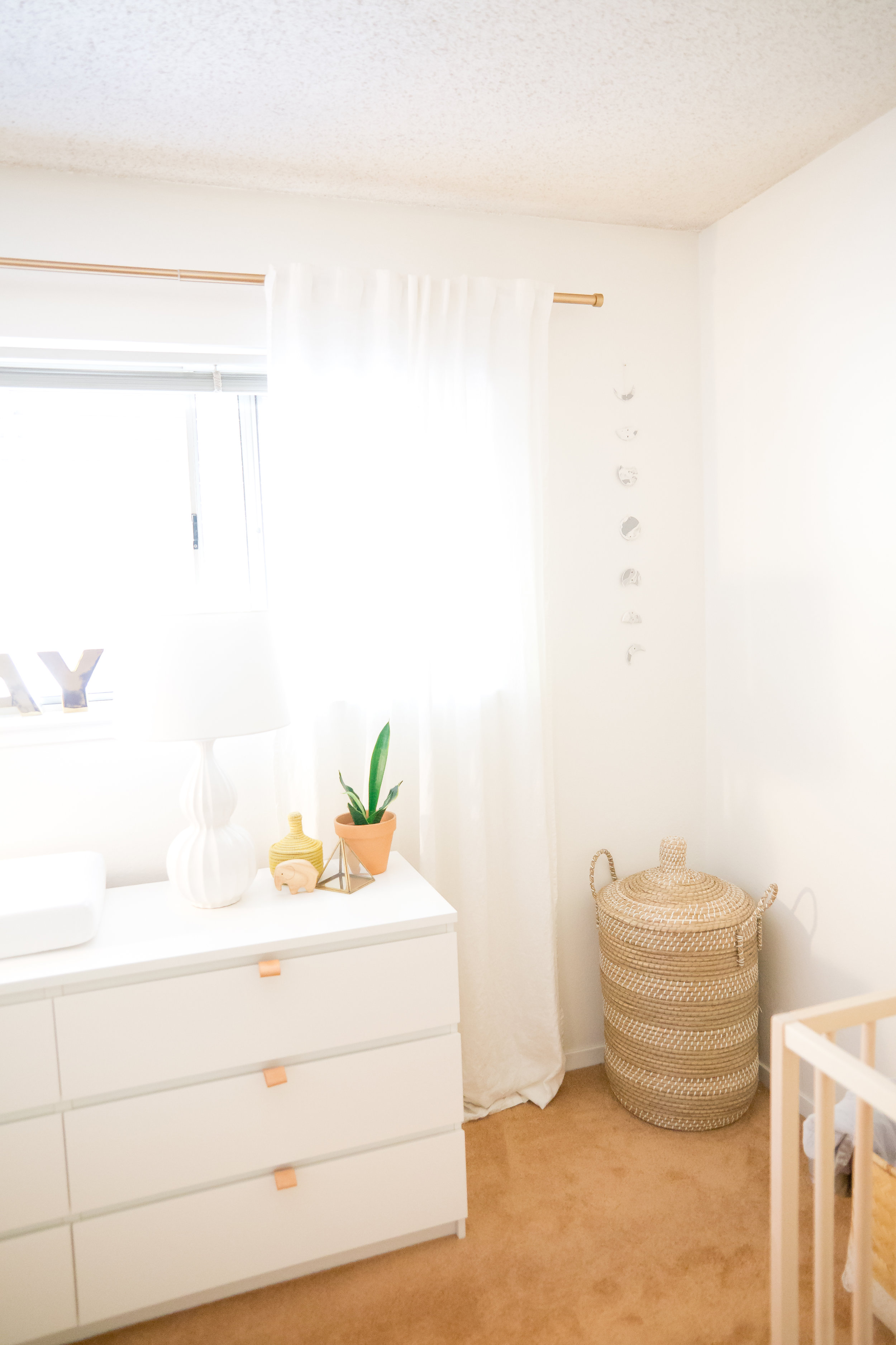 Minimalist Nursery Inspiration + Newborn Baby Girl Photos -- Lauren Alisse Photography