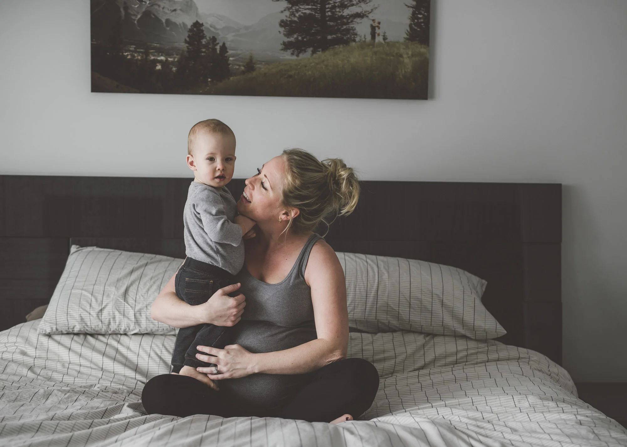 A BEAUTIFUL, RELAXED IN HOME MATERNITY SESSION - Alicia Nicole Wopereis Photography