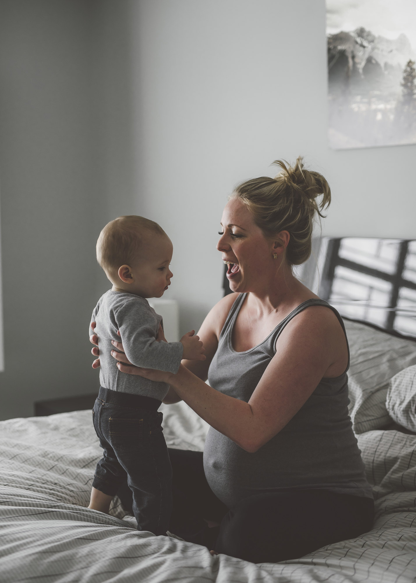 A BEAUTIFUL, RELAXED IN HOME MATERNITY SESSION - Alicia Nicole Wopereis Photography