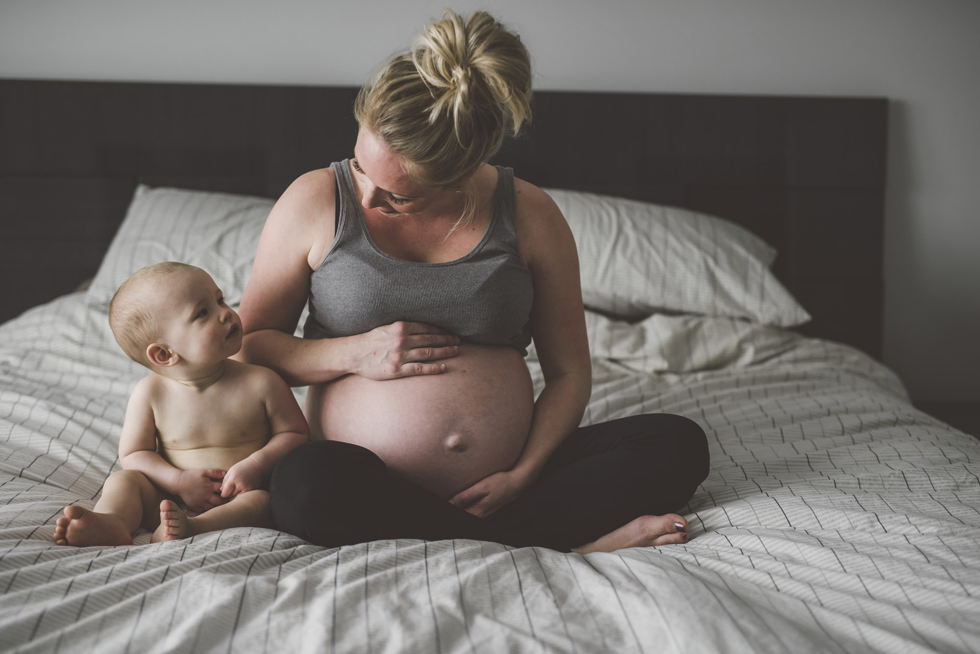 A BEAUTIFUL, RELAXED IN HOME MATERNITY SESSION - Alicia Nicole Wopereis Photography