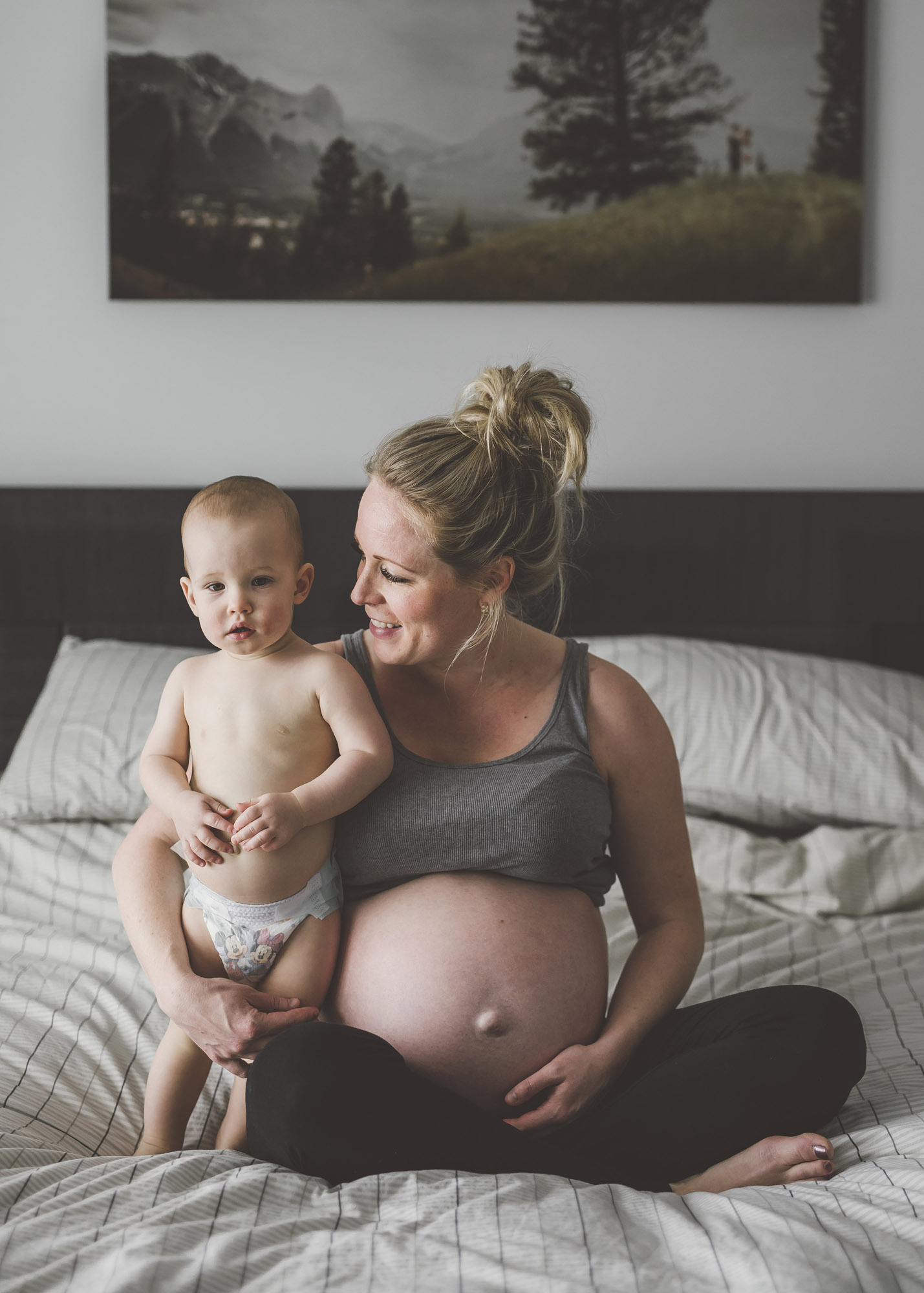 A BEAUTIFUL, RELAXED IN HOME MATERNITY SESSION - Alicia Nicole Wopereis Photography