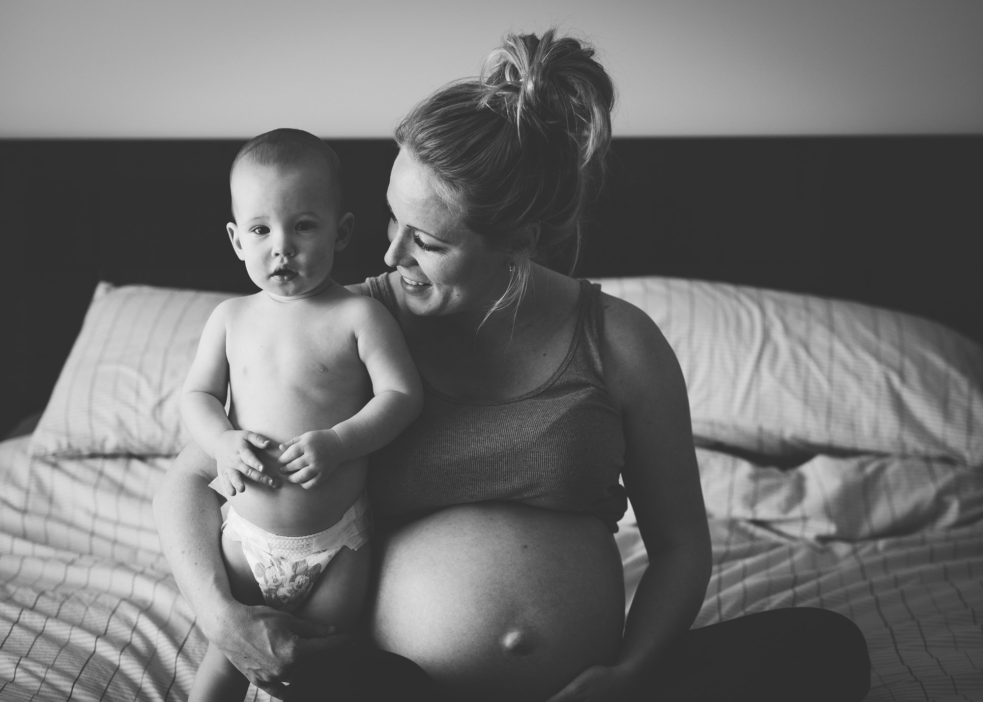 A BEAUTIFUL, RELAXED IN HOME MATERNITY SESSION - Alicia Nicole Wopereis Photography
