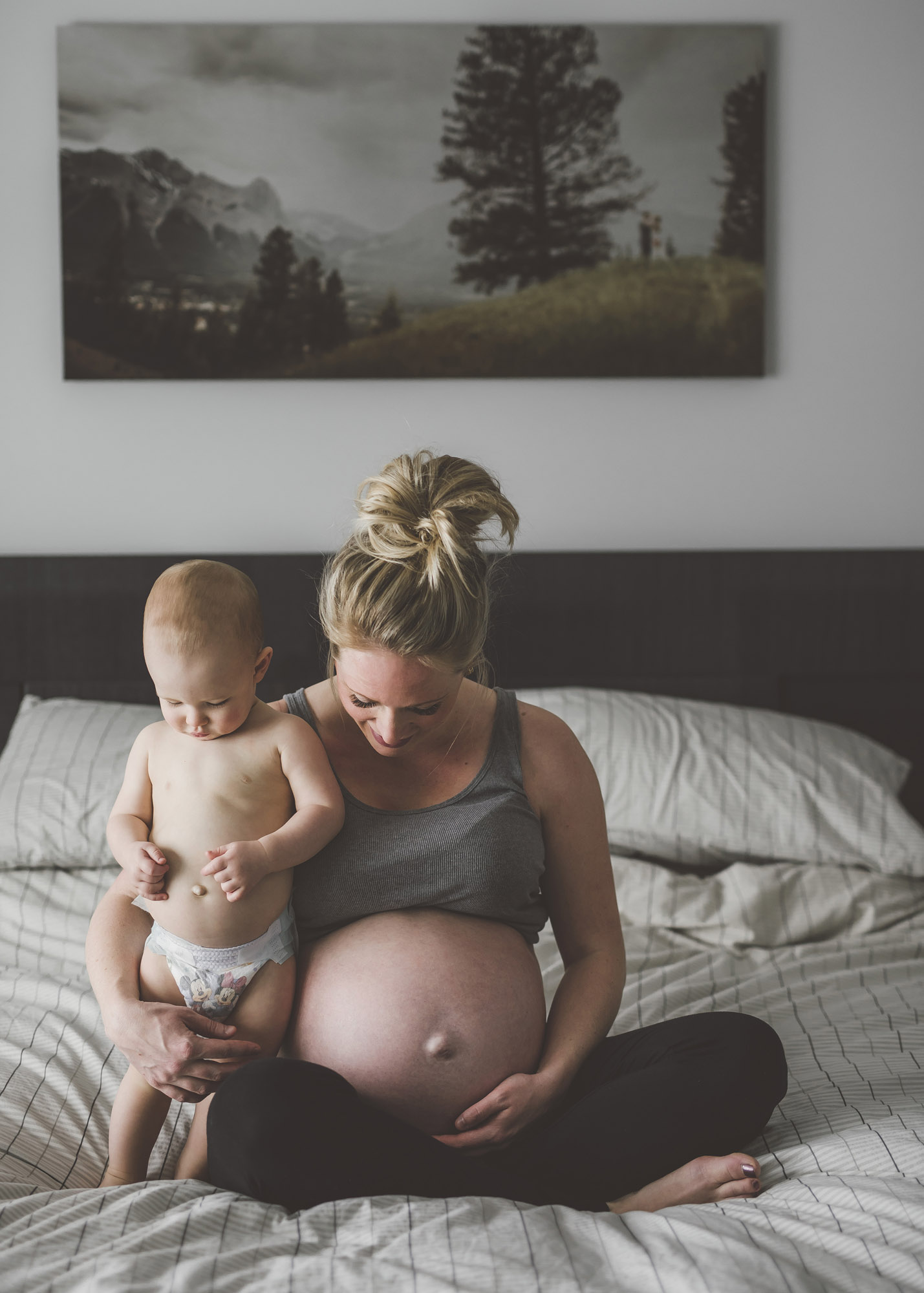 A BEAUTIFUL, RELAXED IN HOME MATERNITY SESSION - Alicia Nicole Wopereis Photography