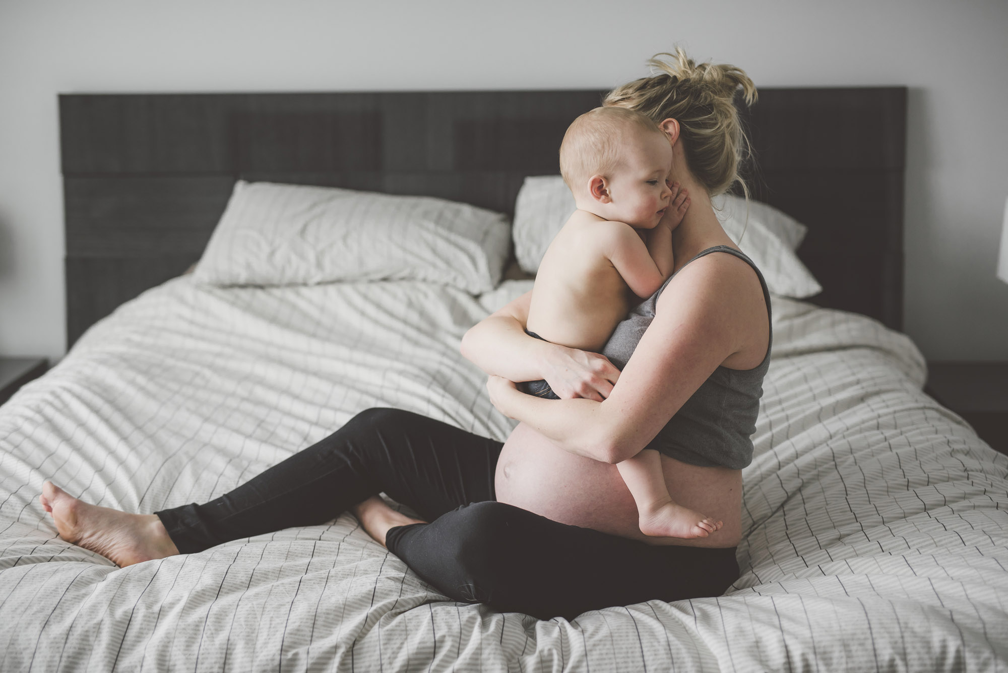 A BEAUTIFUL, RELAXED IN HOME MATERNITY SESSION - Alicia Nicole Wopereis Photography
