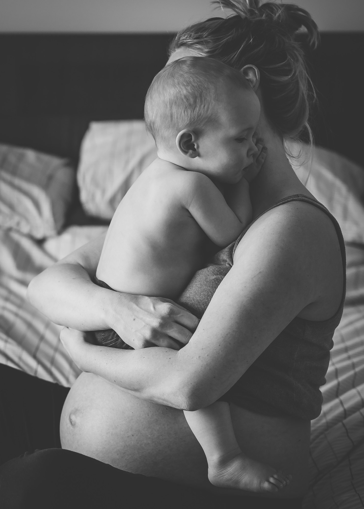 A BEAUTIFUL, RELAXED IN HOME MATERNITY SESSION - Alicia Nicole Wopereis Photography