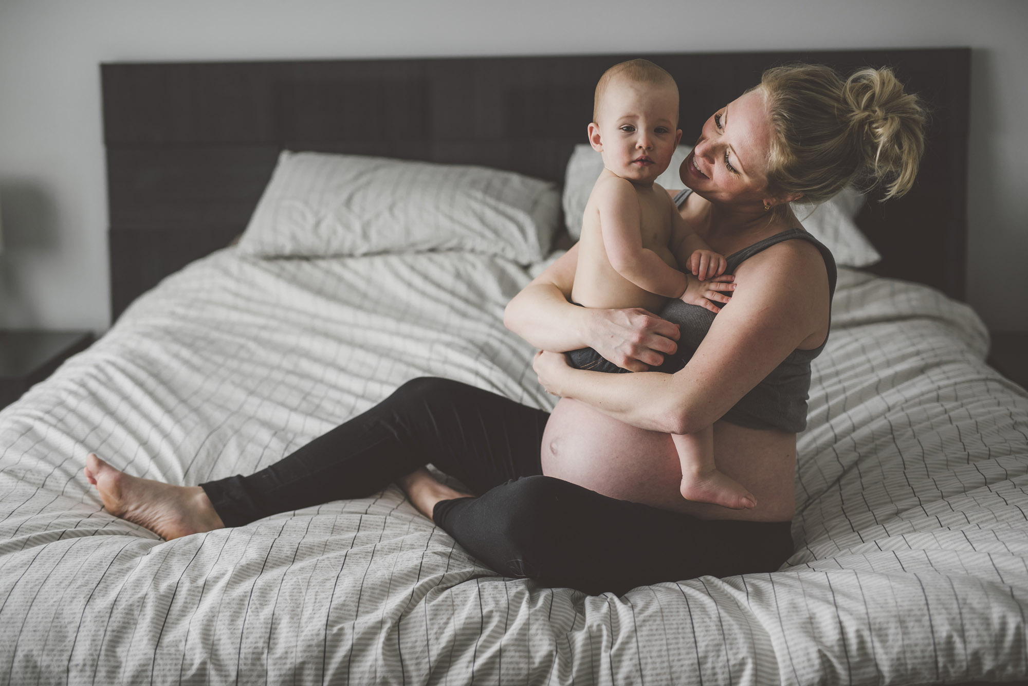 A BEAUTIFUL, RELAXED IN HOME MATERNITY SESSION - Alicia Nicole Wopereis Photography