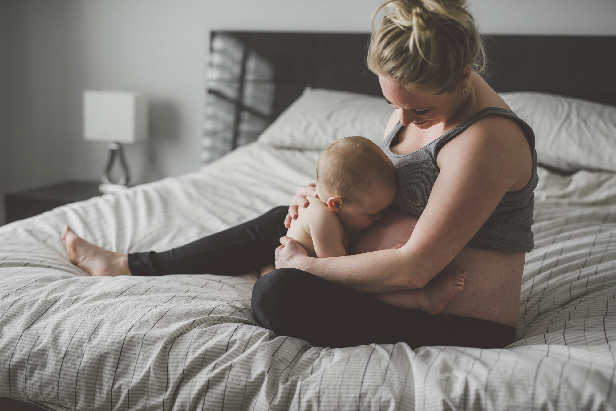 A BEAUTIFUL, RELAXED IN HOME MATERNITY SESSION - Alicia Nicole Wopereis Photography