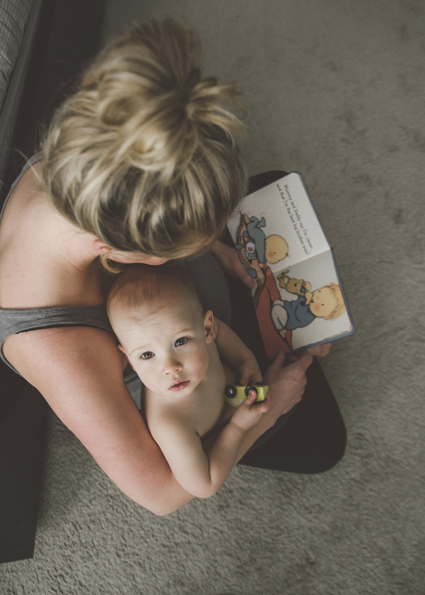 A BEAUTIFUL, RELAXED IN HOME MATERNITY SESSION - Alicia Nicole Wopereis Photography