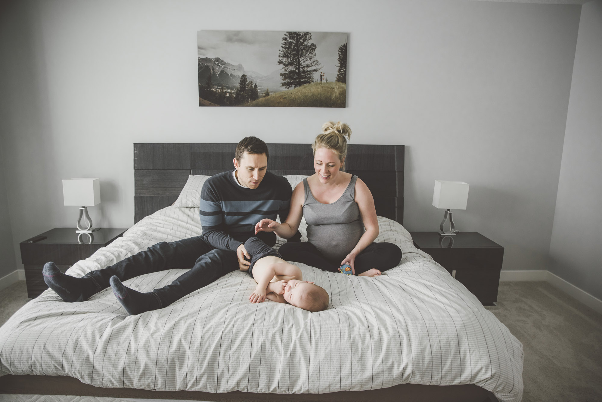 A BEAUTIFUL, RELAXED IN HOME MATERNITY SESSION - Alicia Nicole Wopereis Photography