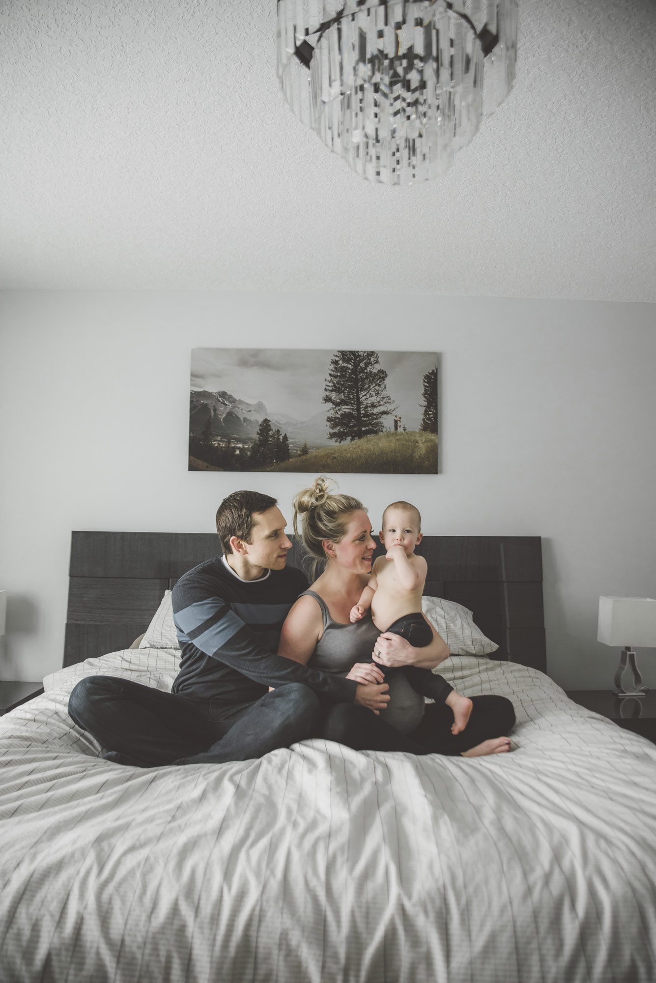 A BEAUTIFUL, RELAXED IN HOME MATERNITY SESSION - Alicia Nicole Wopereis Photography