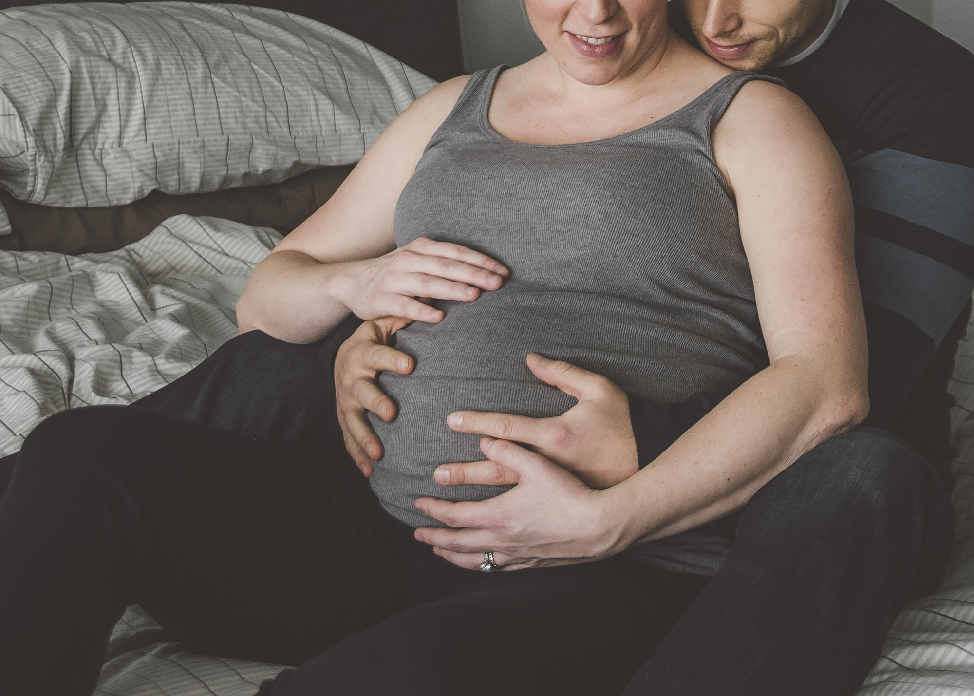 A BEAUTIFUL, RELAXED IN HOME MATERNITY SESSION - Alicia Nicole Wopereis Photography
