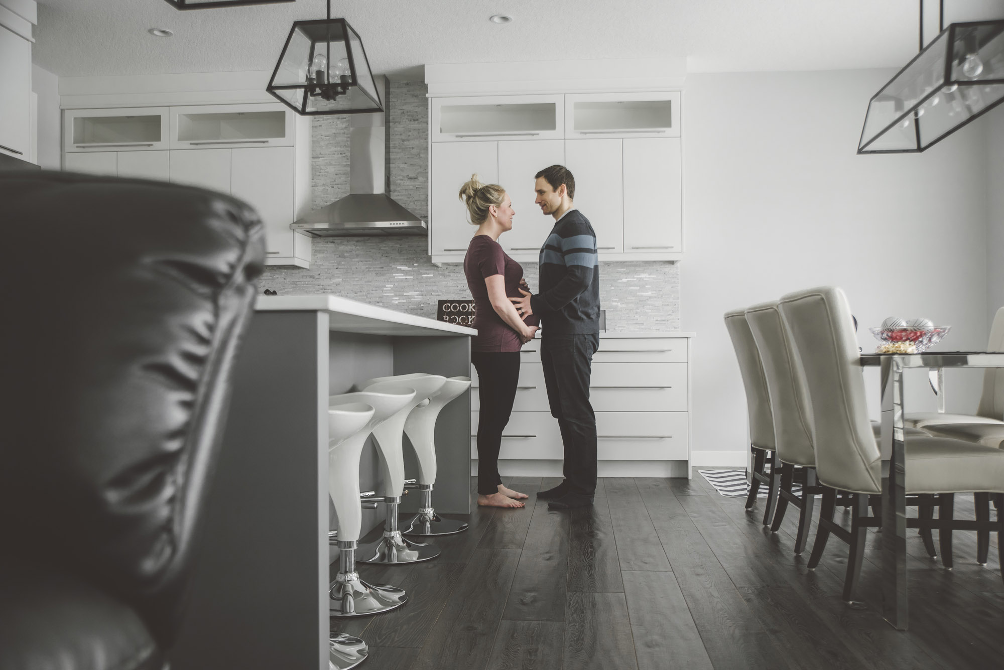 A BEAUTIFUL, RELAXED IN HOME MATERNITY SESSION - Alicia Nicole Wopereis Photography